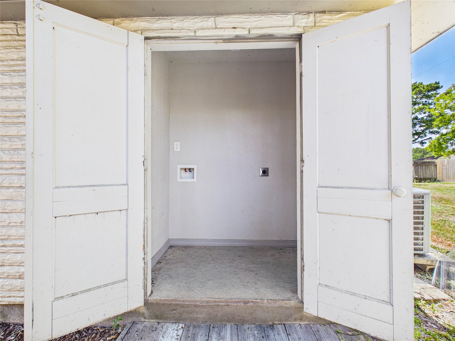 302 Sycamore Drive, Hitchcock, TX 77563 Laundry room