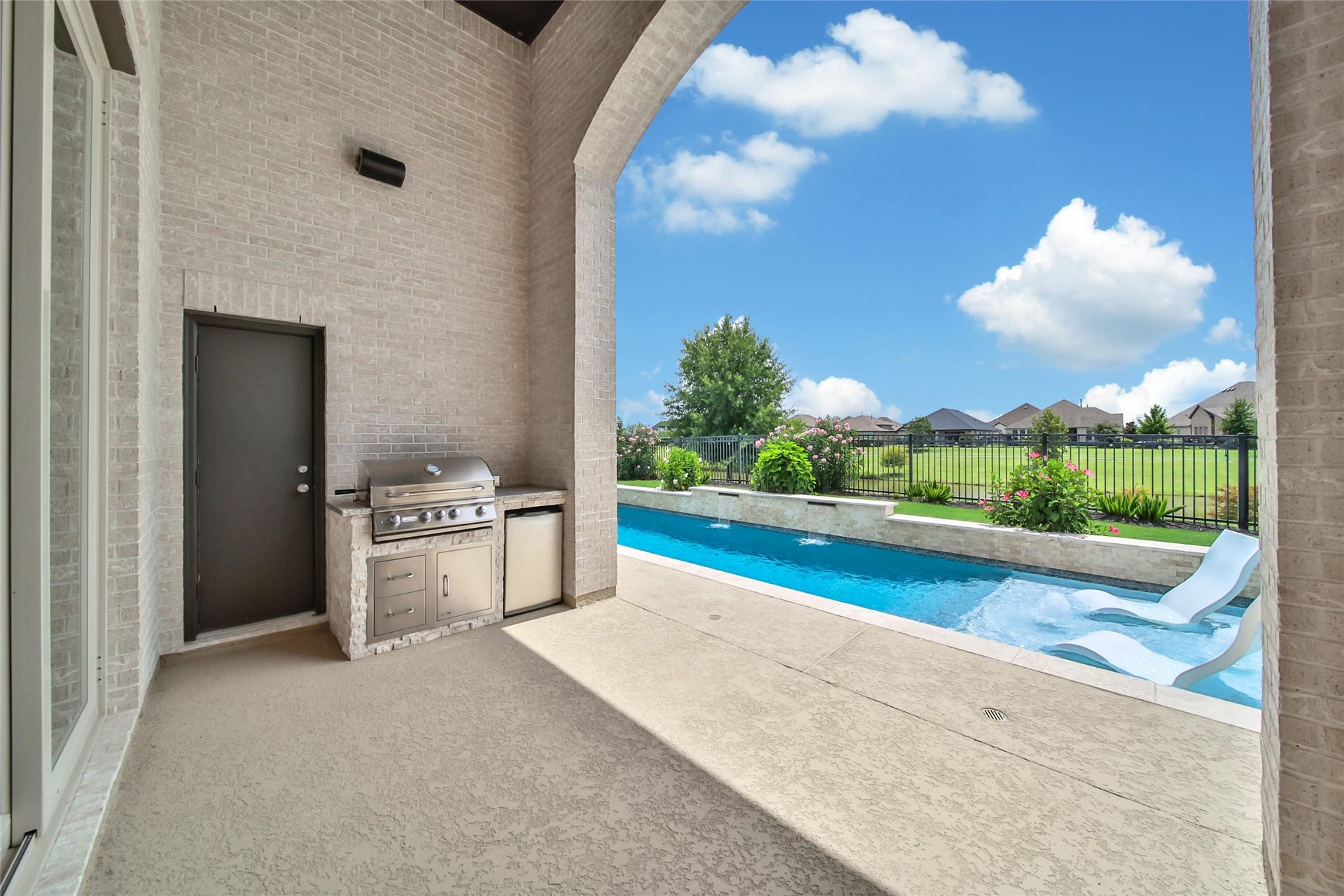 23935 Birchwood Lake Lane, Katy, TX 77493 The covered patio features a built-in outdoor kitchen, perfect for entertaining and alfresco dining.