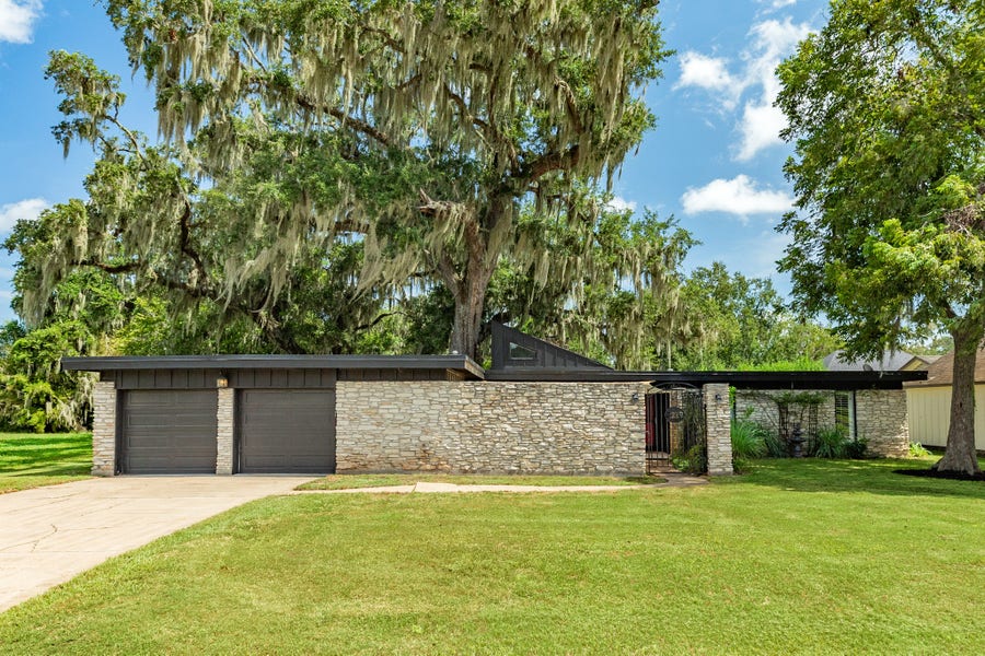 Property photo for 2219 River Oaks Drive, West Columbia, TX