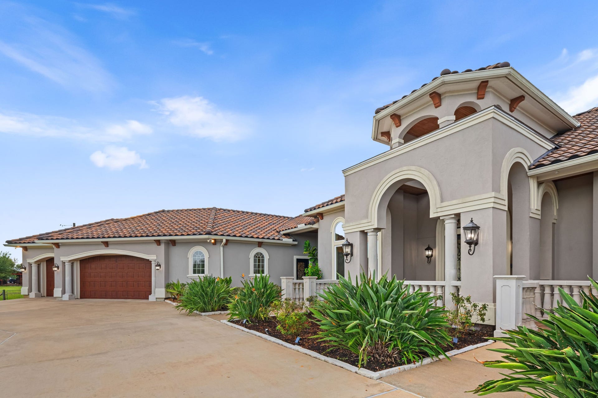 8145 Fm-1462, Rosharon, TX 77583 The solid-built custom home has everything.