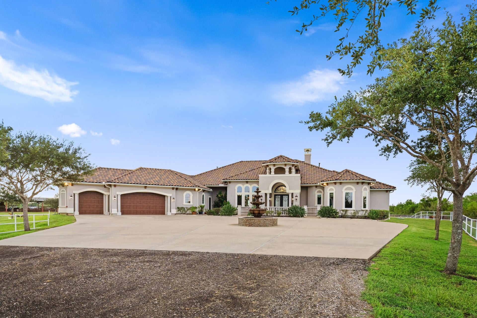 8145 Fm-1462, Rosharon, TX 77583 Another view of front facade of home with water fountain and expansive circle drive. Ample space to play and park.