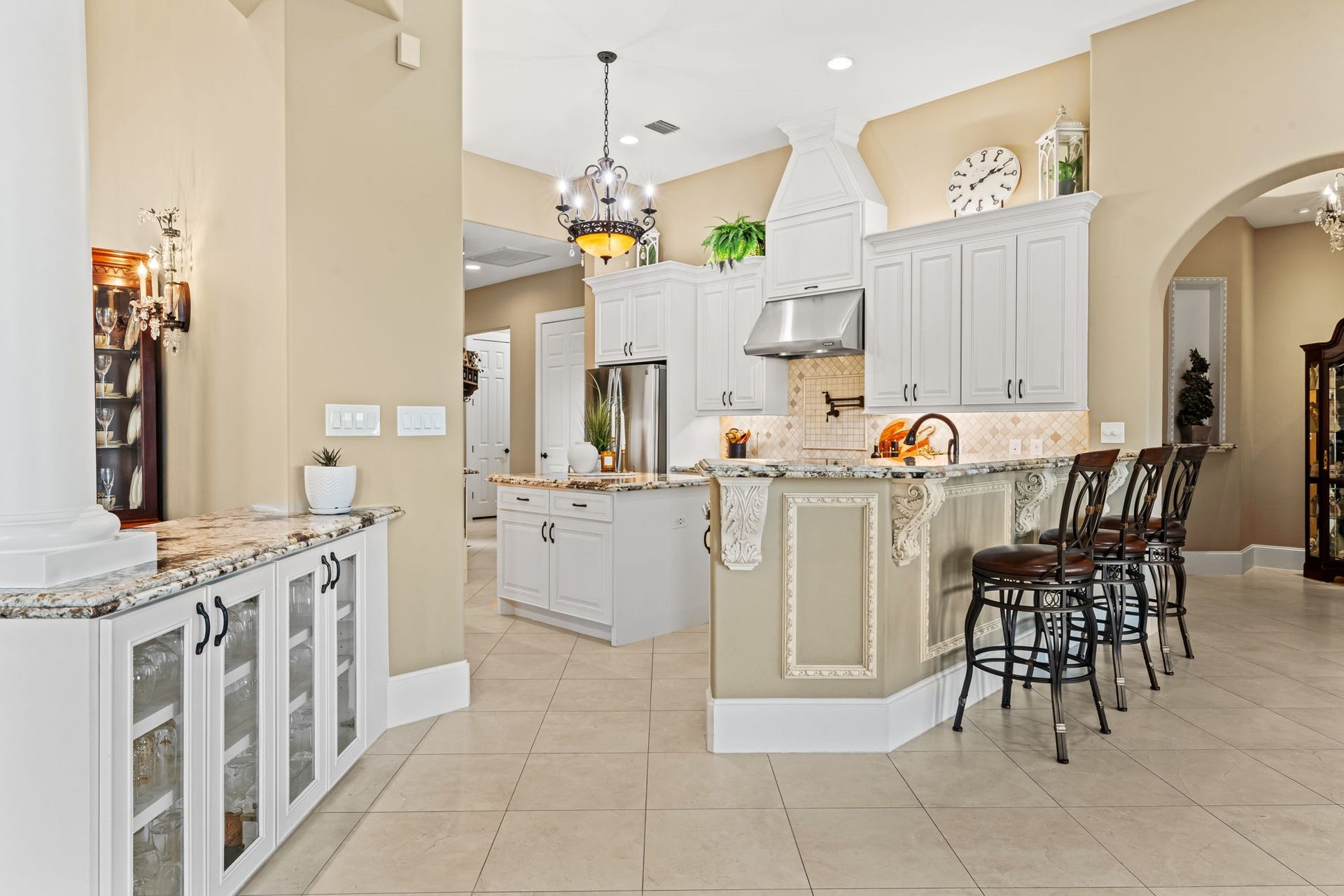 8145 Fm-1462, Rosharon, TX 77583 Accustom built-in, China hutch leads into the kitchen with a breakfast bar, Center, Island and Apple storage.