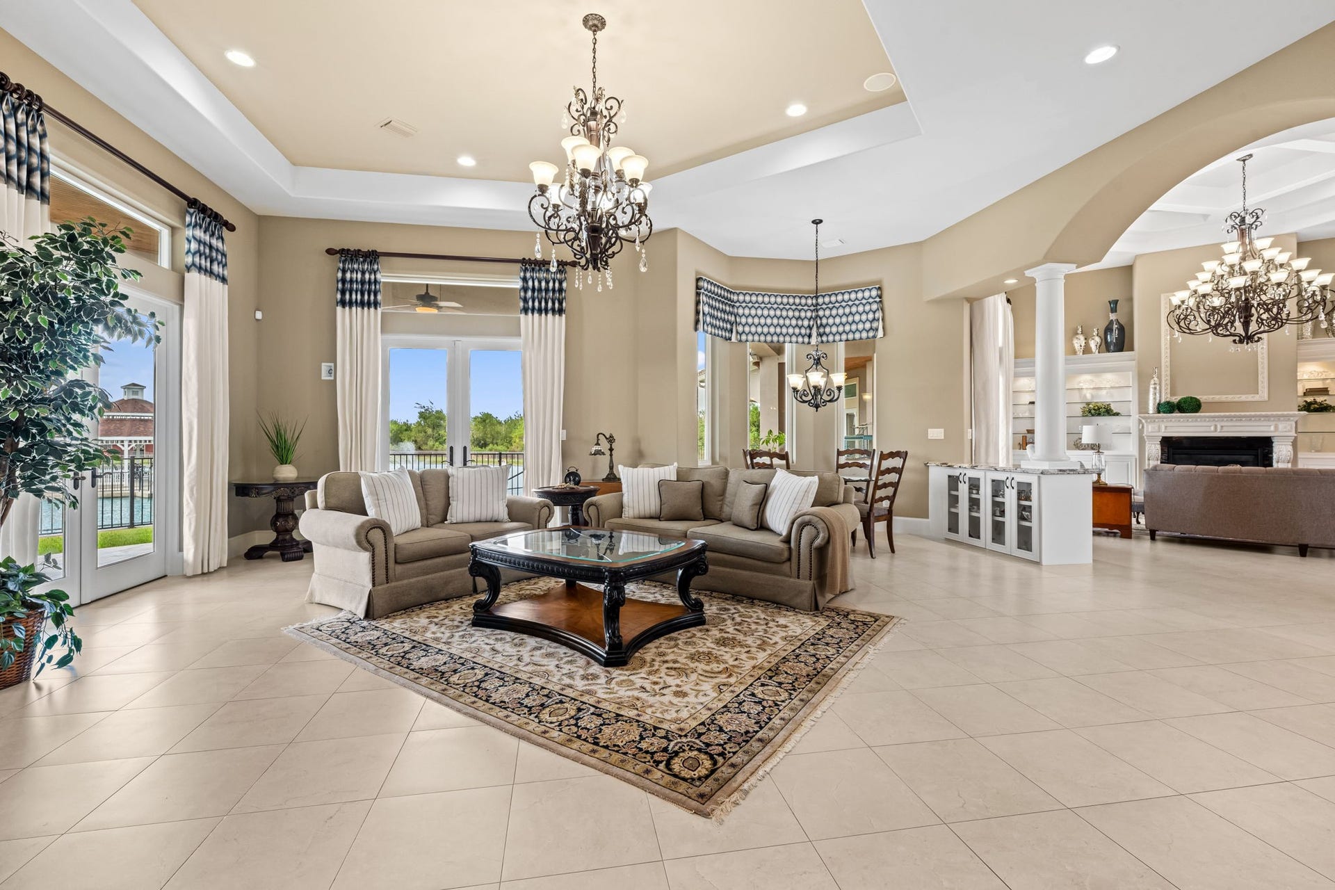 8145 Fm-1462, Rosharon, TX 77583 Off the kitchen is the den with two sets of French doors leading out to outdoor dining on the patio.