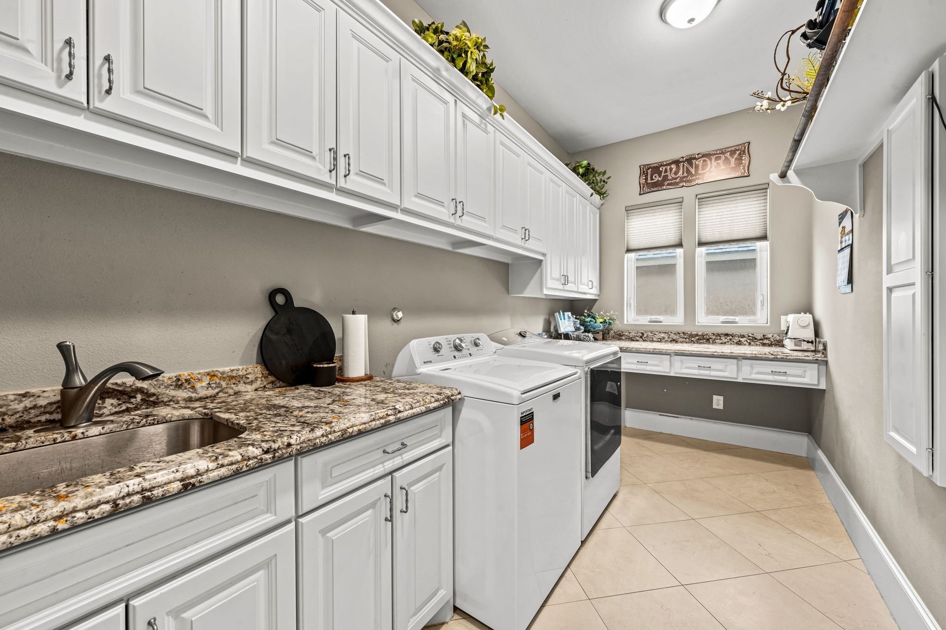 8145 Fm-1462, Rosharon, TX 77583 Oversized laundry room with plenty of room for storage
