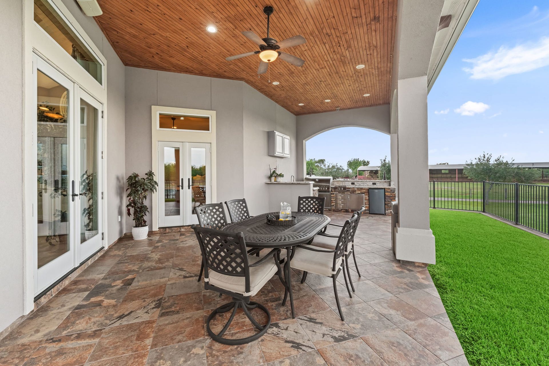 8145 Fm-1462, Rosharon, TX 77583 Entertaining and dinning area off of the den with outdoor kitchen.