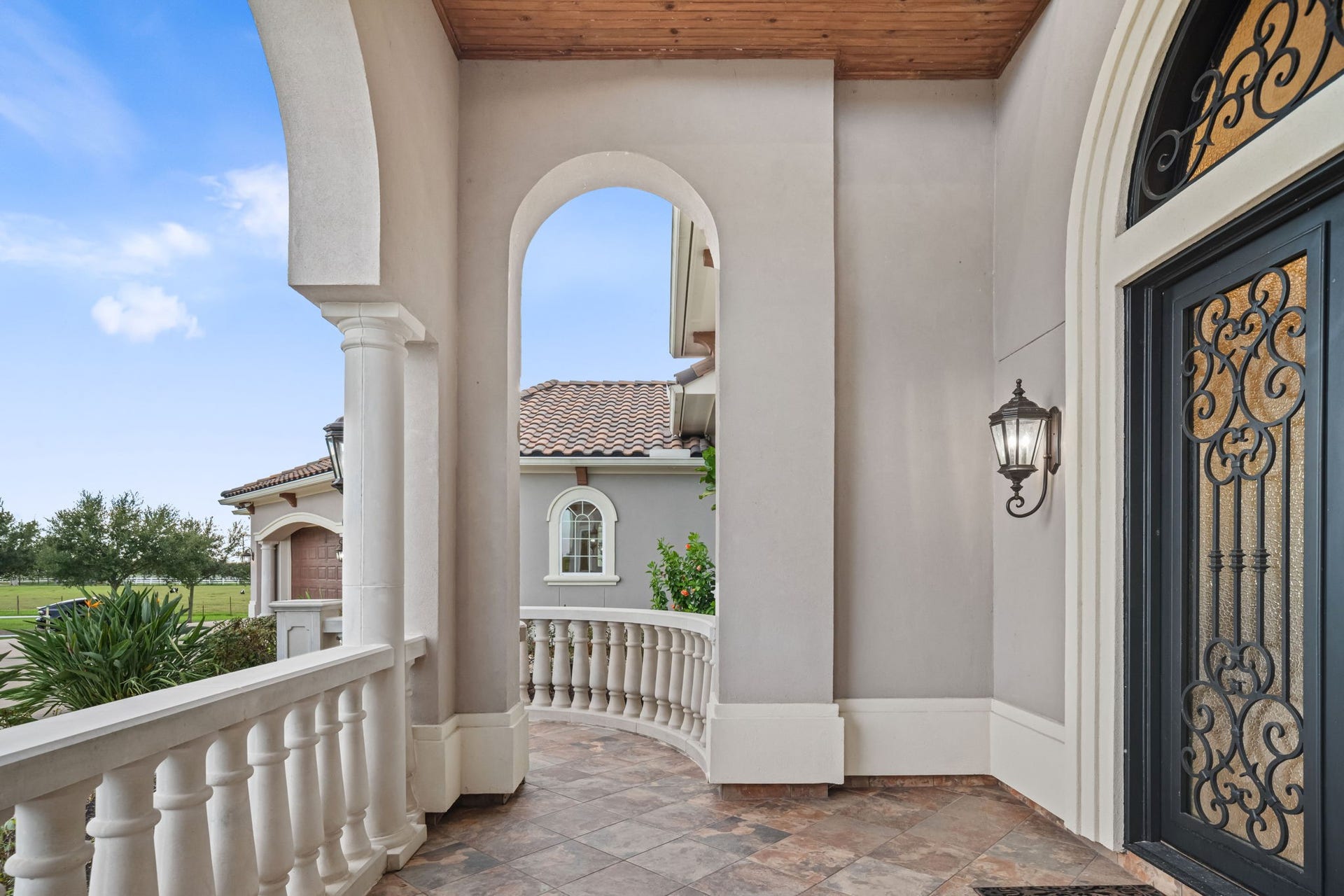 8145 Fm-1462, Rosharon, TX 77583 Grand front entry.