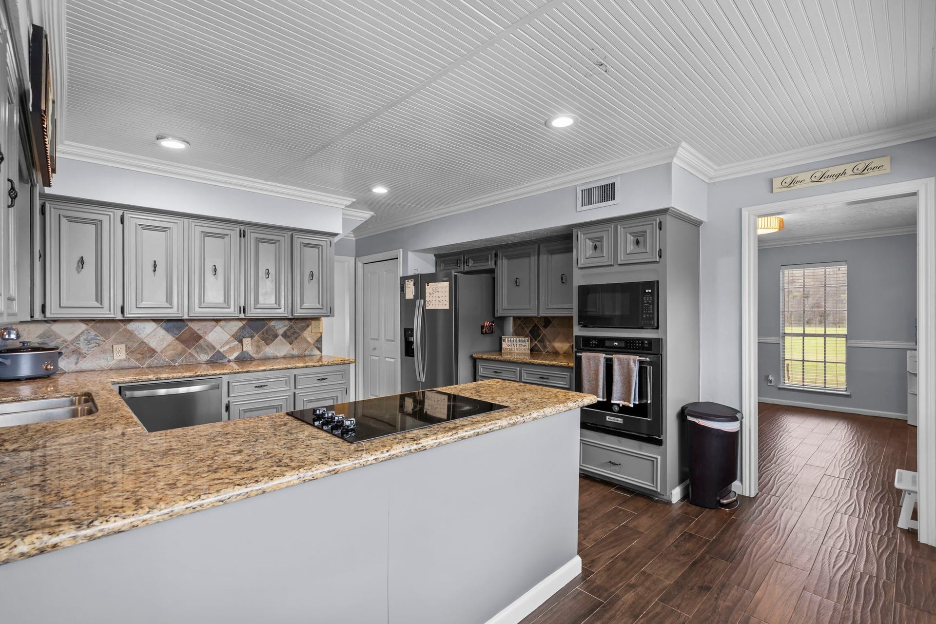 7009 Avenue R, Santa Fe, TX 77510 Check out the kitchen!!