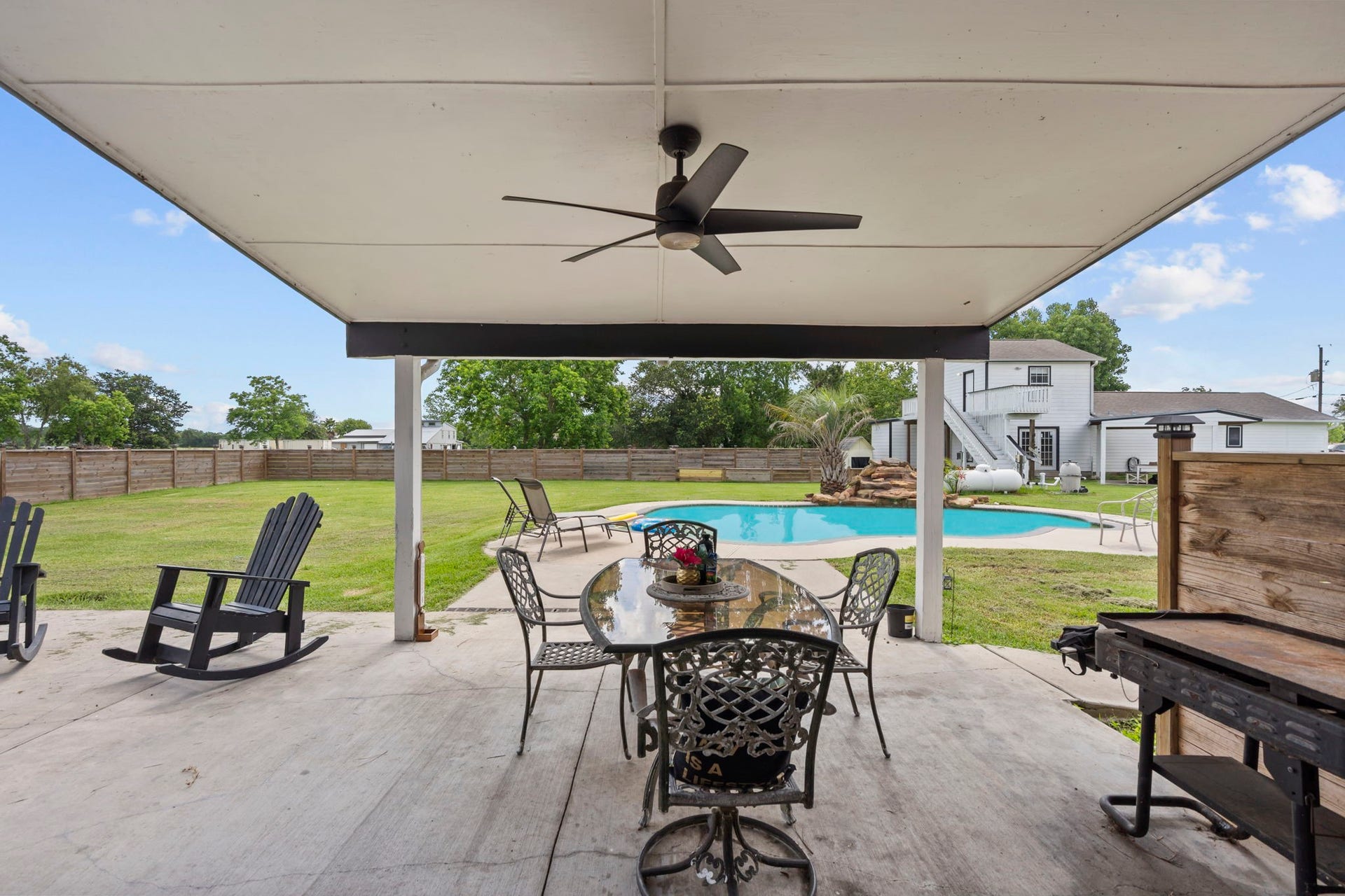 7009 Avenue R, Santa Fe, TX 77510 Covered back patio