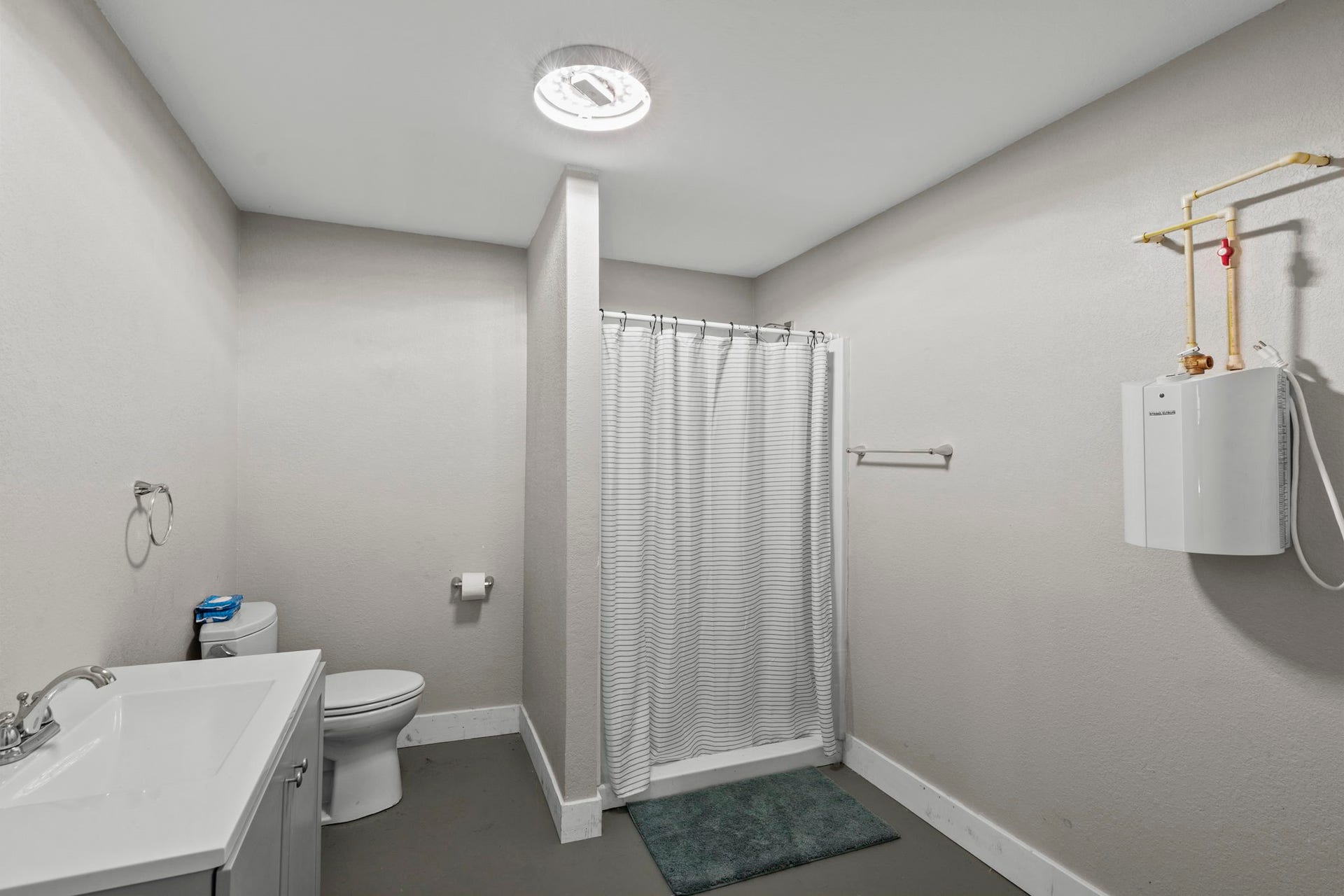 7009 Avenue R, Santa Fe, TX 77510 Full bathroom in office area.