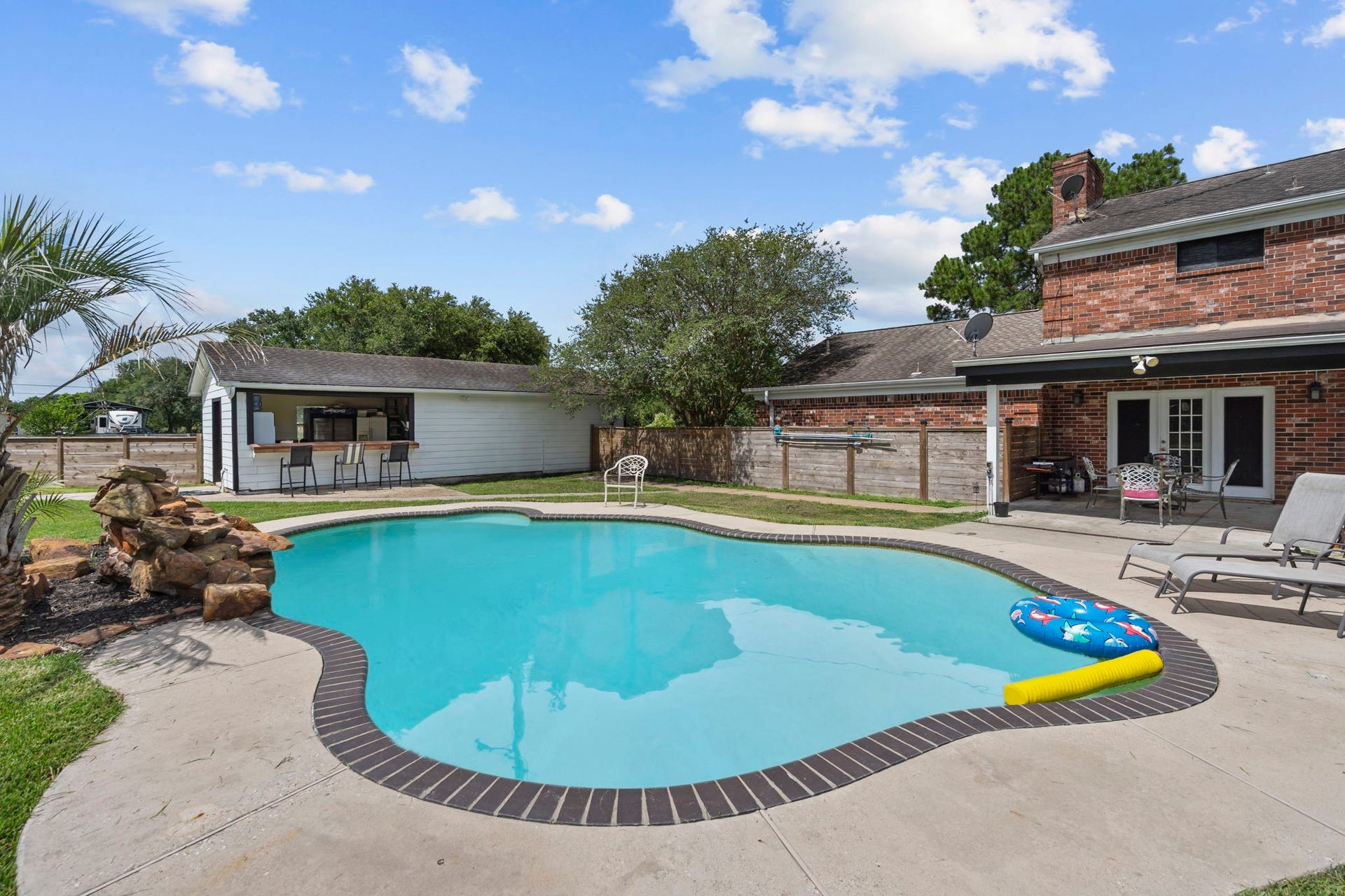 7009 Avenue R, Santa Fe, TX 77510 You can see the outside bar in the background.