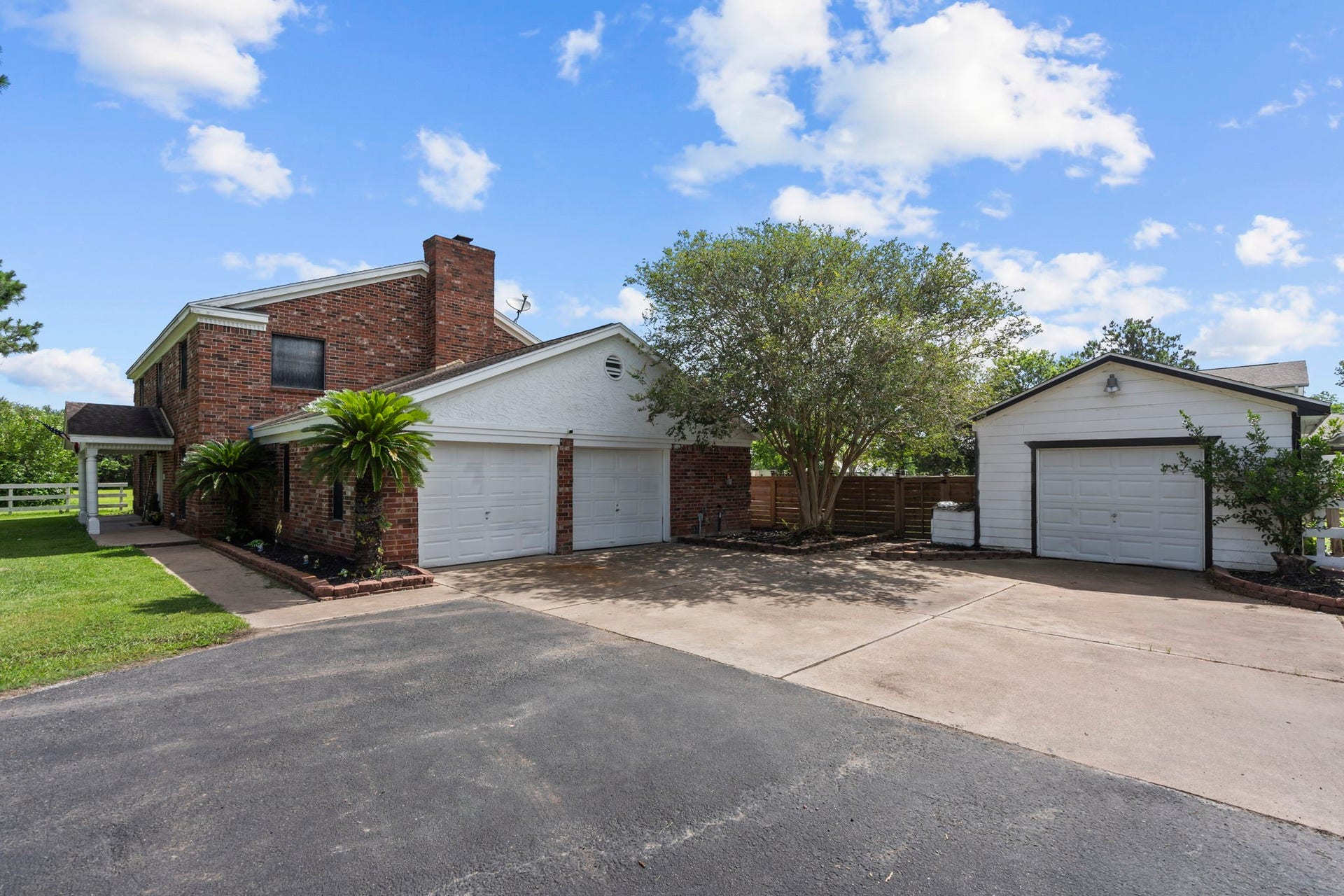 7009 Avenue R, Santa Fe, TX 77510 Attached and detached garages! Lots of parking for all of your toys!
