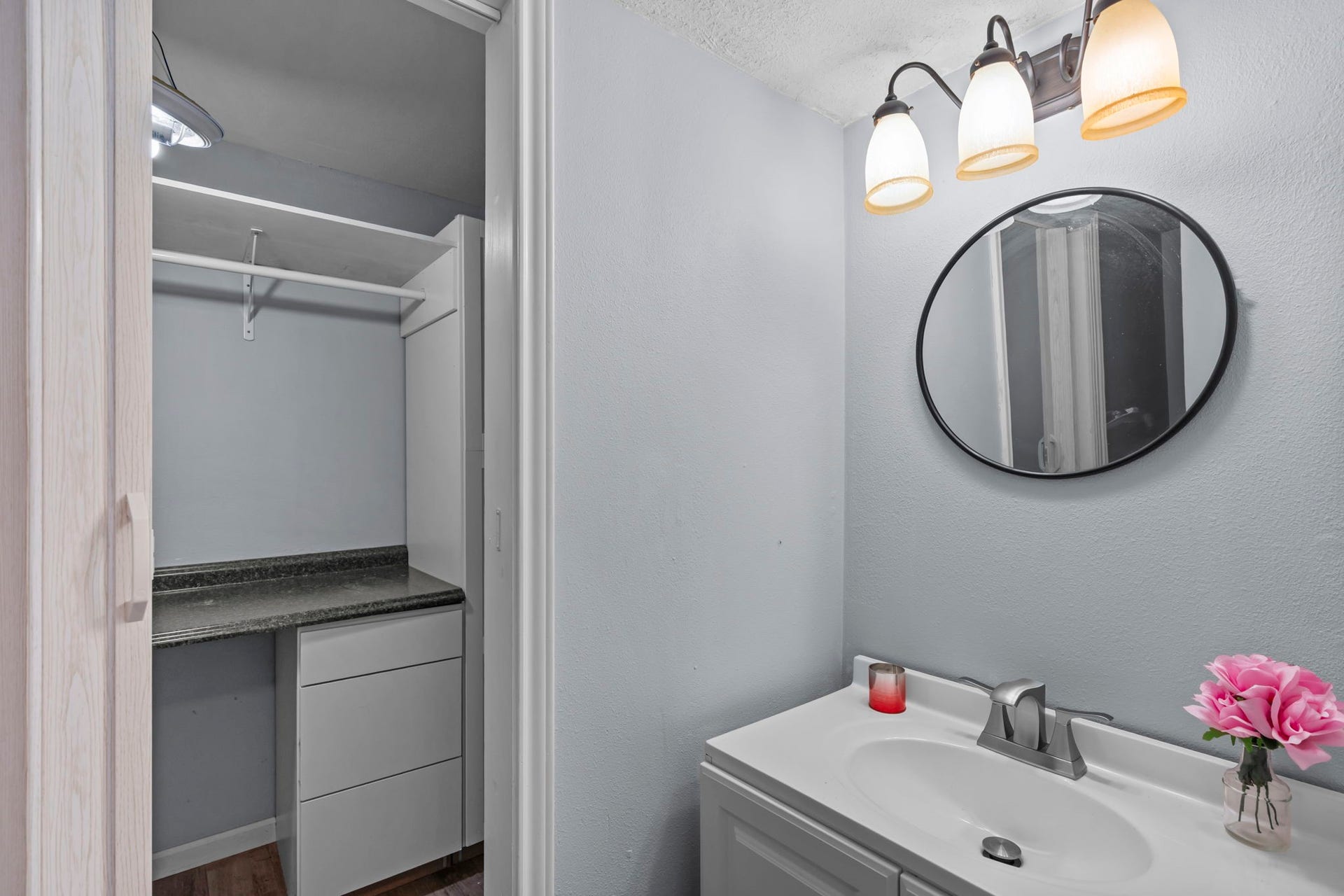 7009 Avenue R, Santa Fe, TX 77510 1/2 bath off of the utility room.