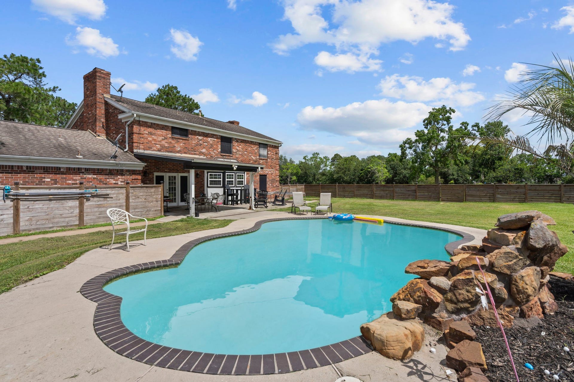 7009 Avenue R, Santa Fe, TX 77510 Look at this yard!