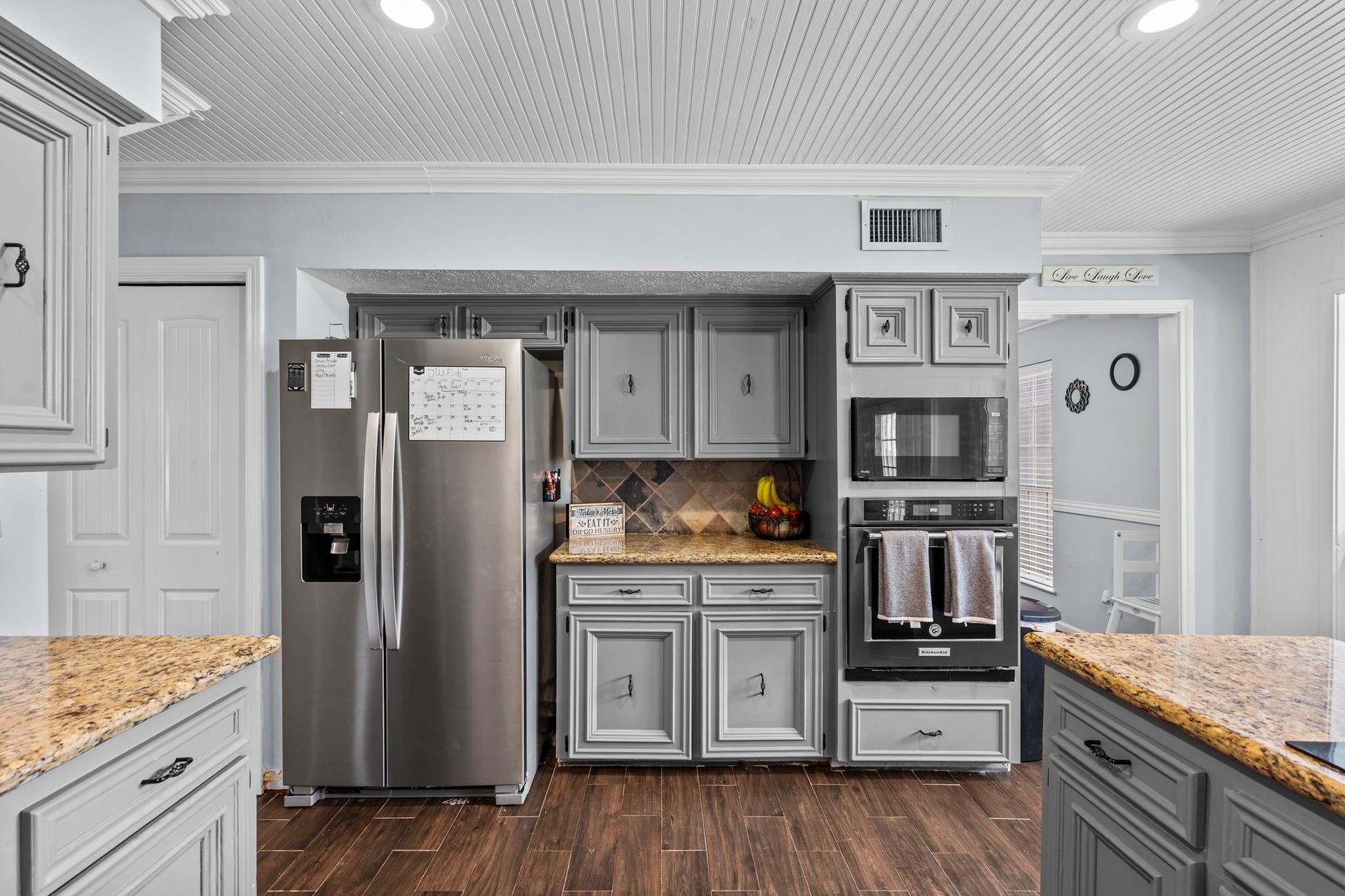 7009 Avenue R, Santa Fe, TX 77510 Stainless steel appliances in this chef's kitchen.