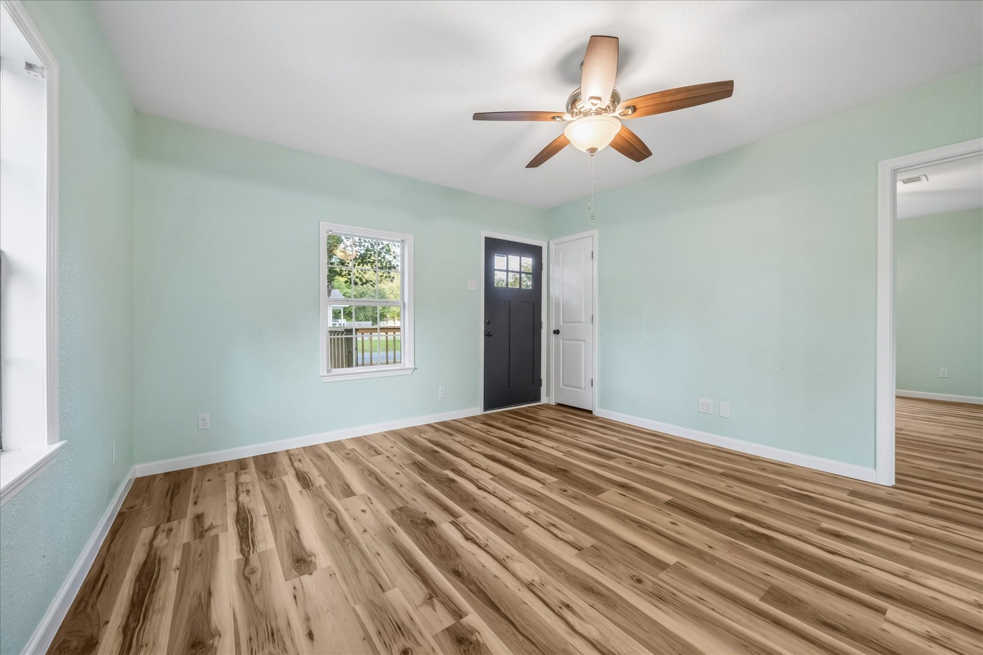 5122 Avenue L, Santa Fe, TX 77510 Additional living space view highlighting the open layout.