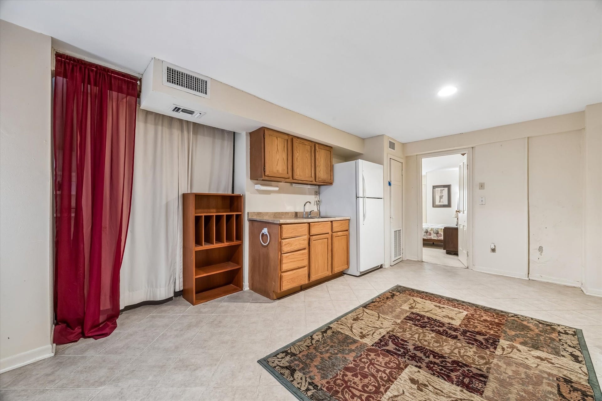 1818 Broadway Street, Galveston, TX 77550 This is a large extra room which is part of the first floor guest room.
