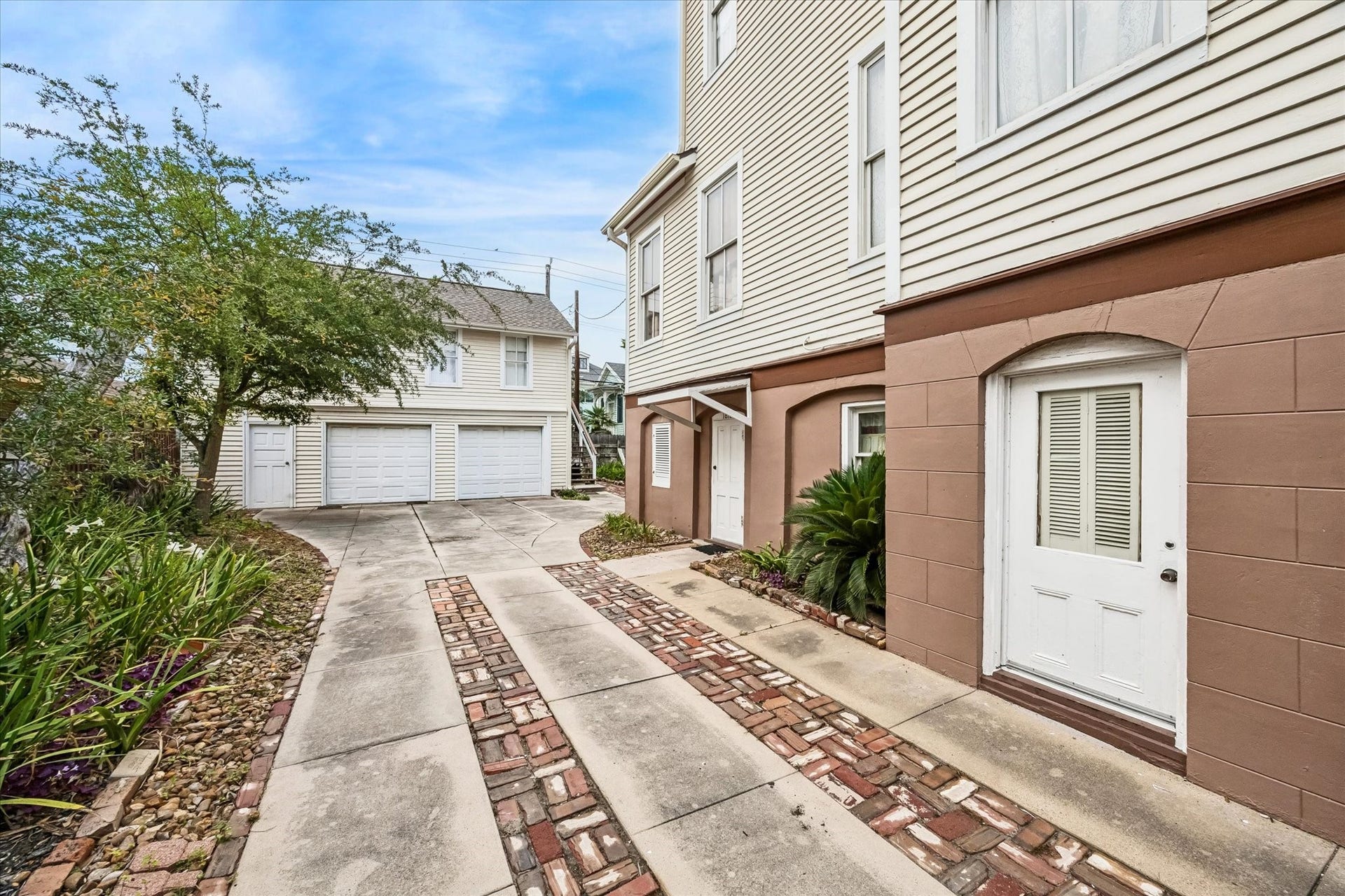 1818 Broadway Street, Galveston, TX 77550 Two car garage with access to the alley. Above the garage is an apartment that can be rented out for extra income. There are washer and dryer connections in the garage.