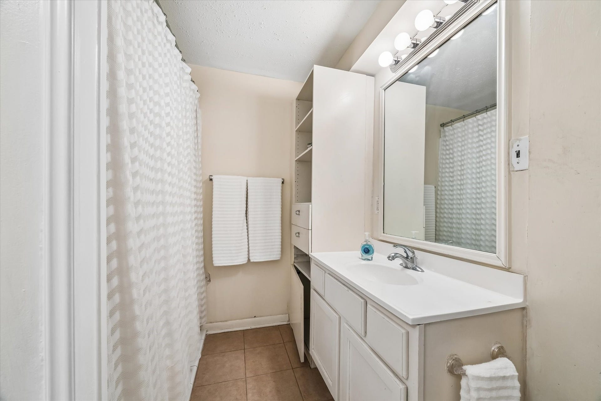 1818 Broadway Street, Galveston, TX 77550 The ensuite bathroom on the first floor