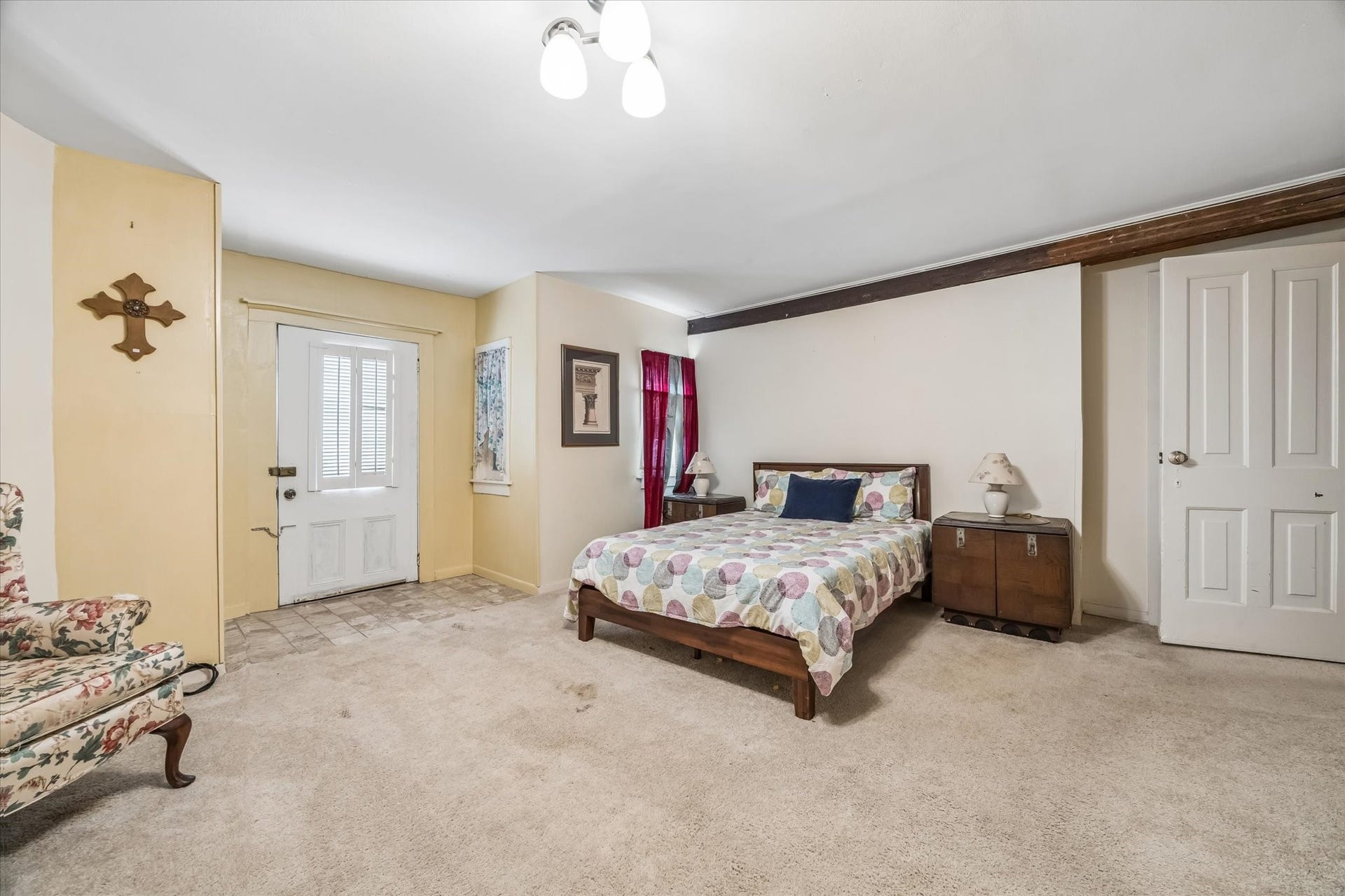 1818 Broadway Street, Galveston, TX 77550 On the first floor there is a large guest bedroom with ensuite bath