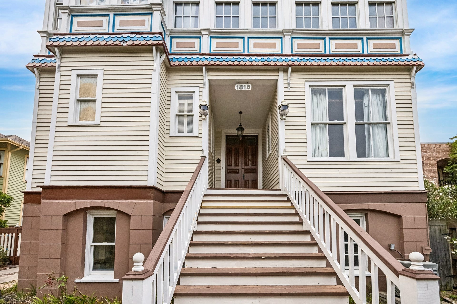 1818 Broadway Street, Galveston, TX 77550 Grand staircase leading you the front entry