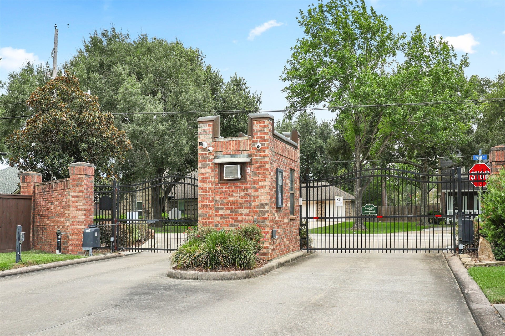 409 Old Orchard Way, Dickinson, TX 77539 Gated Community Entrance of Bayou Park in Dickinson TX