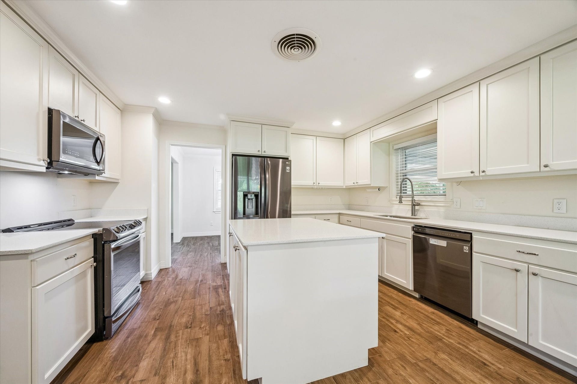 12511 Britt Road, Pearland, TX 77584 Updated island kitchen sports black stainless appliances & recessed lighting.