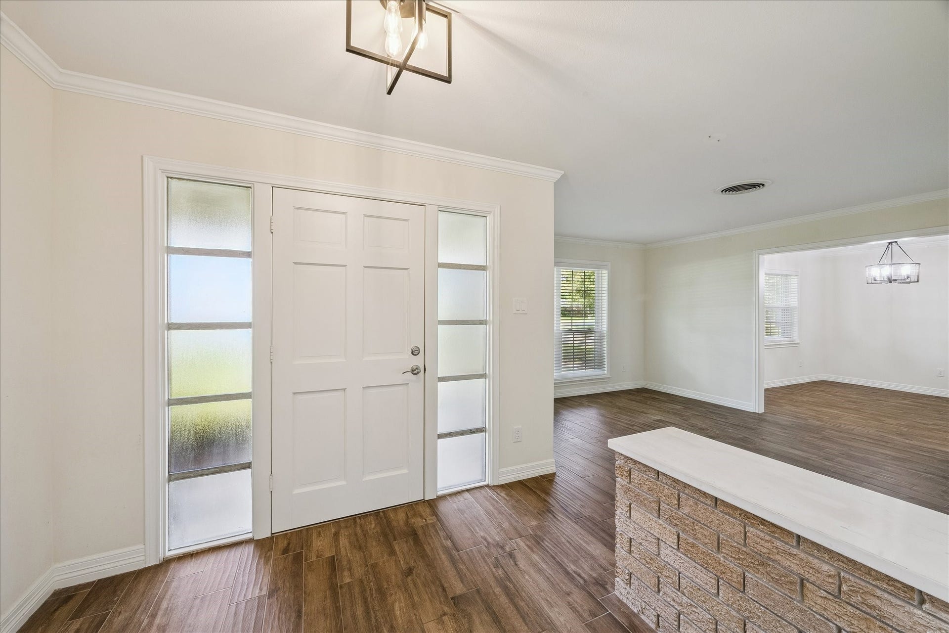 12511 Britt Road, Pearland, TX 77584 Well-lit foyer with frosted glass panes provides a great entry point for your guests.
