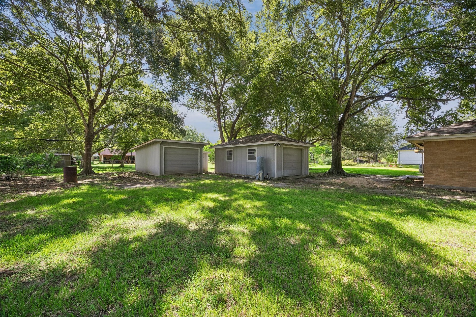 12511 Britt Road, Pearland, TX 77584 Enjoy watering your garden and say goodbye to those high water bills with your own water well!
