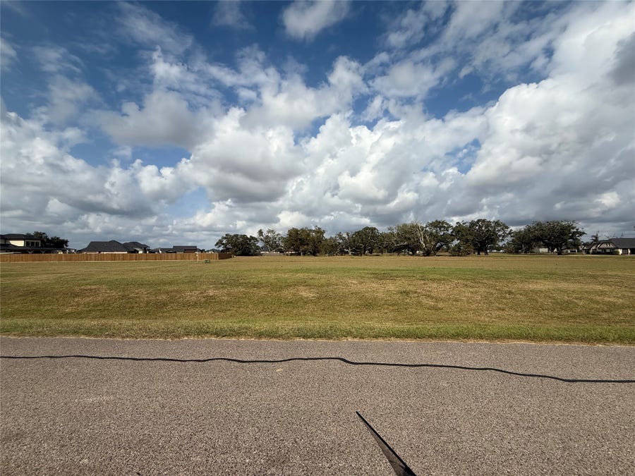 Property photo for 902 Lakeland Circle, Rosharon, TX