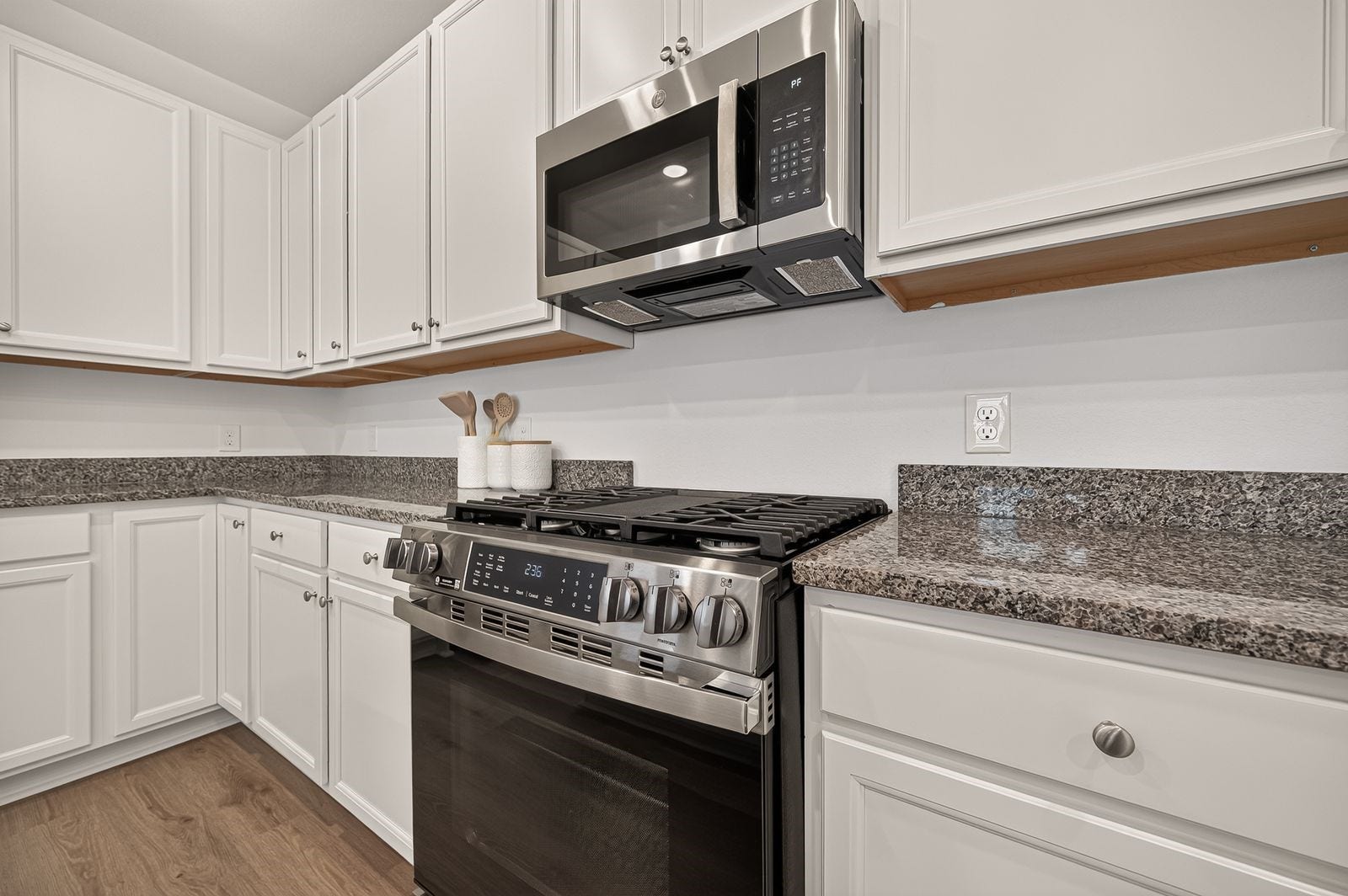 29406 Suncreek Ranch Court, Waller, TX 77484 Gas stove in the kitchen