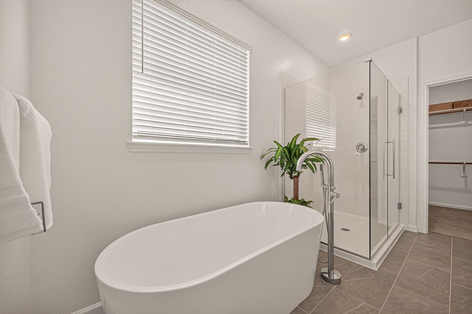 29406 Suncreek Ranch Court, Waller, TX 77484 Primary bath with soaking tub