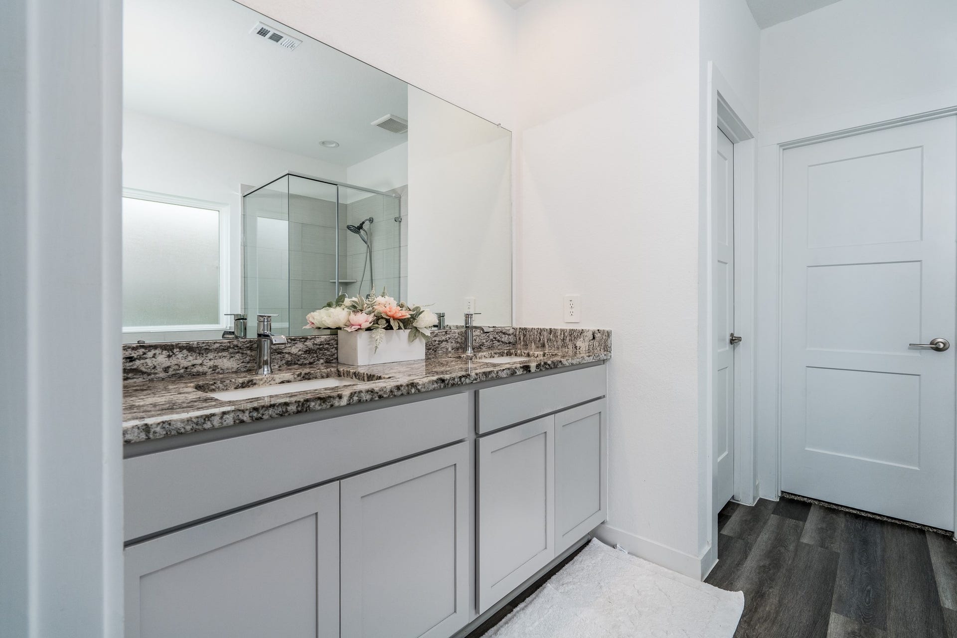1565 OAKDALE CREST RD, Montgomery, TX 77316 Primary spacious bath