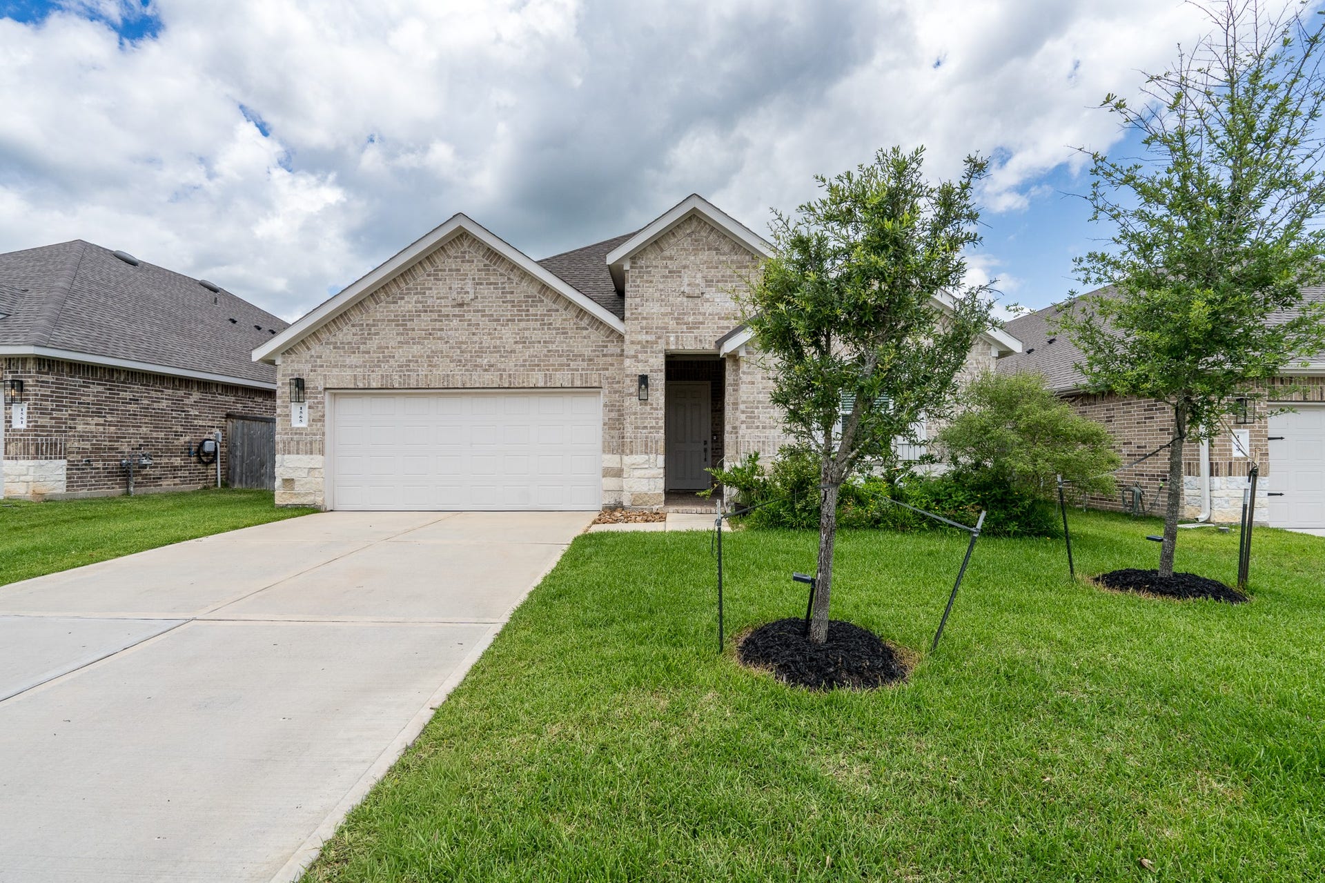 1565 OAKDALE CREST RD, Montgomery, TX 77316 Beautiful front !