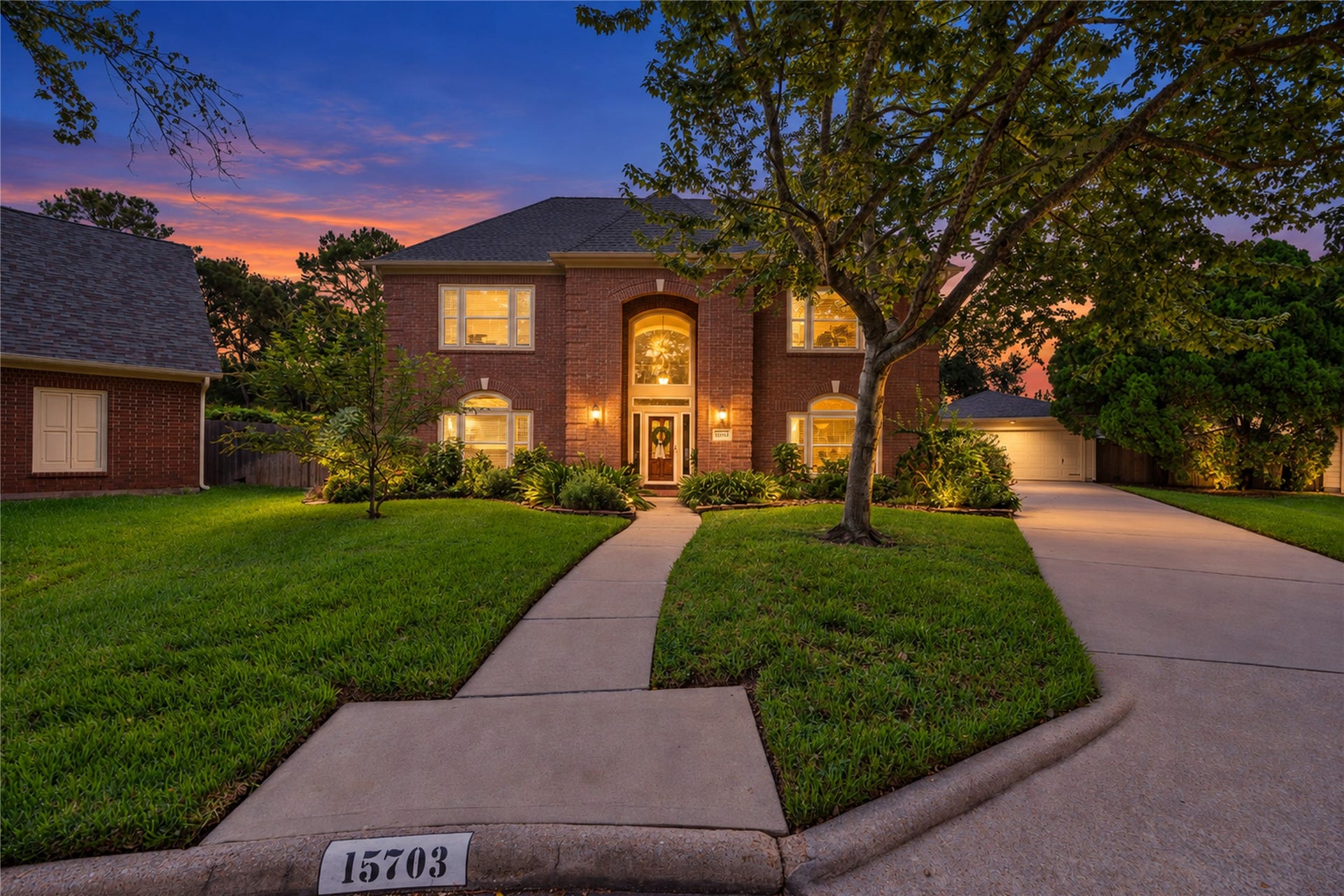 This home sits on a huge cul-de-sac lot!
