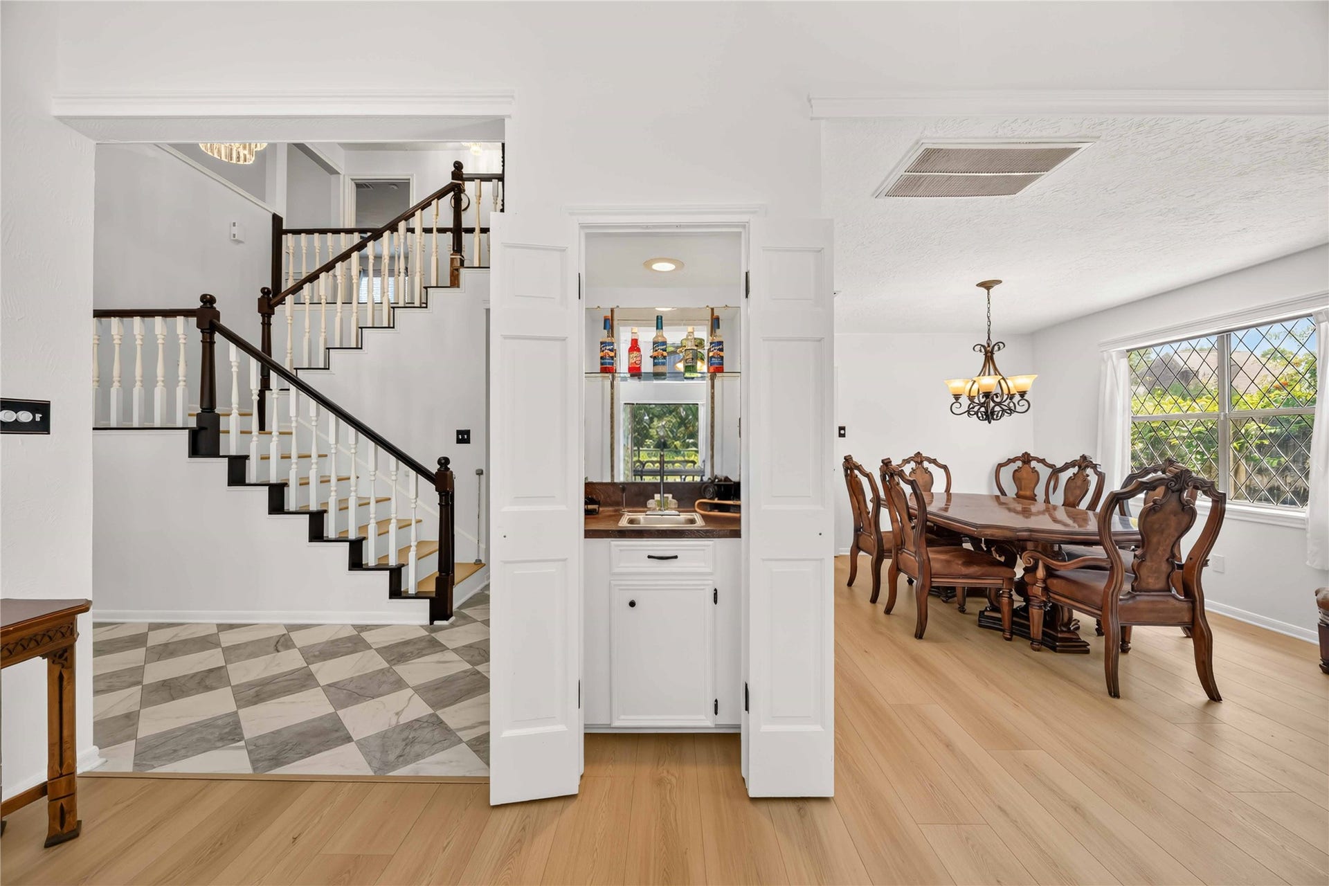 17006 Butteroak Drive, Spring, TX 77379 Thoughtfully connected living
and dining areas make it easy to
move from everyday meals to entertaining family and friends.