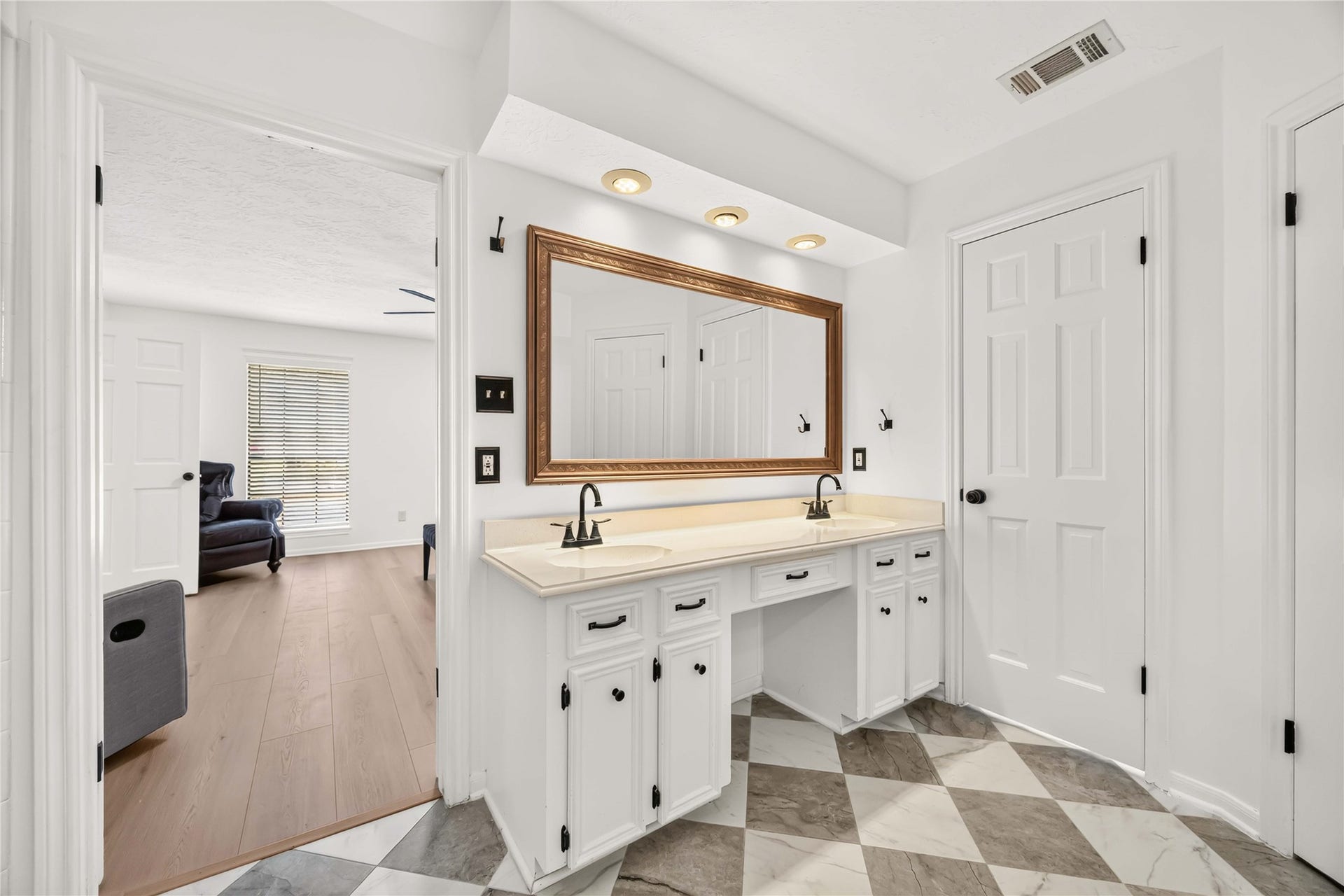 17006 Butteroak Drive, Spring, TX 77379 A dedicated vanity area provides plenty of counter space and
storage for an organized morning routine.