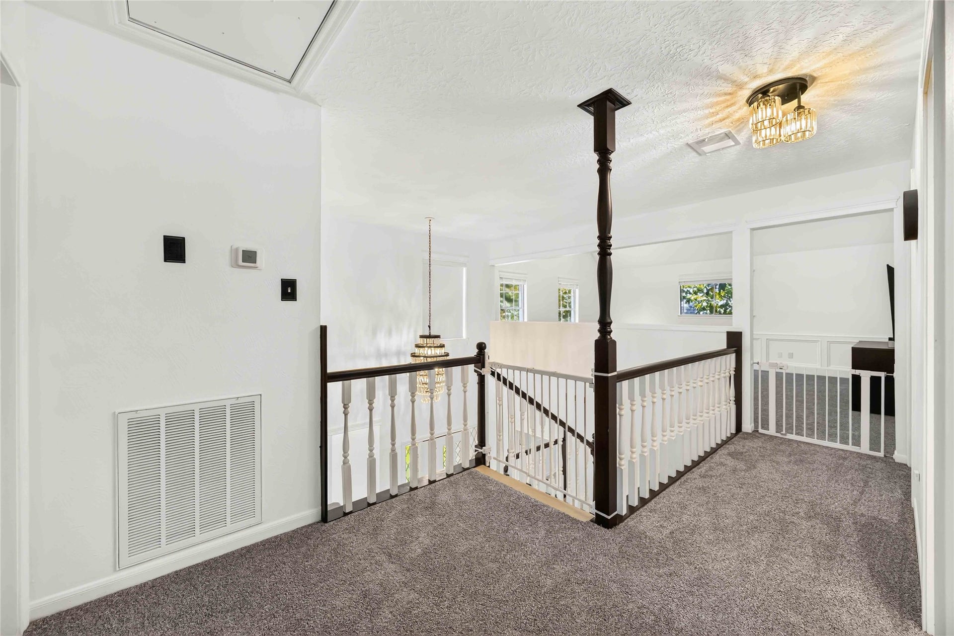17006 Butteroak Drive, Spring, TX 77379 The open upstairs landing connects the secondary
bedrooms and game room while maintaining an airy feel.