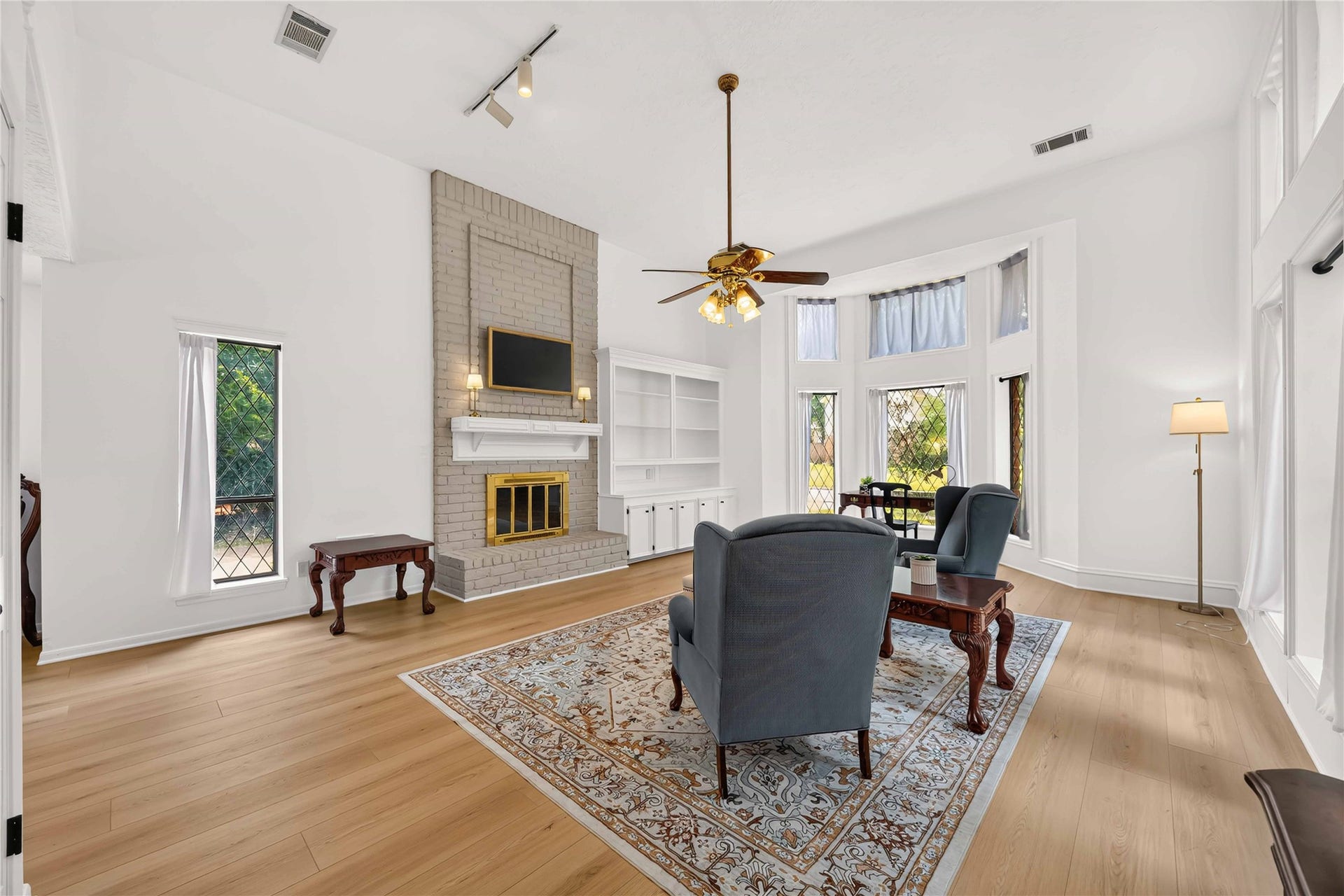 17006 Butteroak Drive, Spring, TX 77379 Soaring ceilings, abundant natural light and warm wood-look
flooring create a living room made for relaxing and gathering.