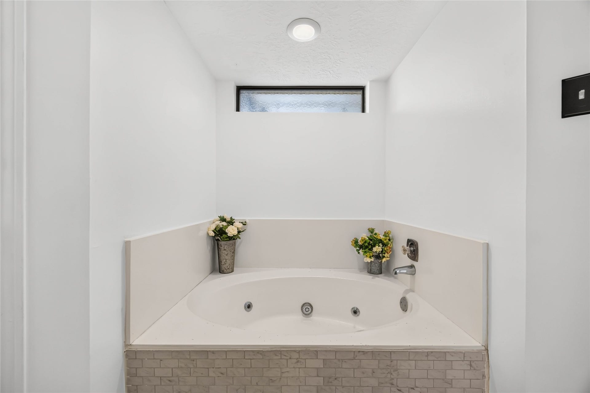17006 Butteroak Drive, Spring, TX 77379 Unwind at the end of the day in the jetted soaking tub designed
for a relaxing at-home retreat.