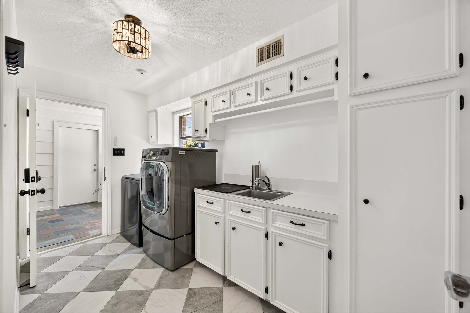 17006 Butteroak Drive, Spring, TX 77379 A dedicated in-home utility room with cabinetry keeps laundry and
household essentials
conveniently organized.