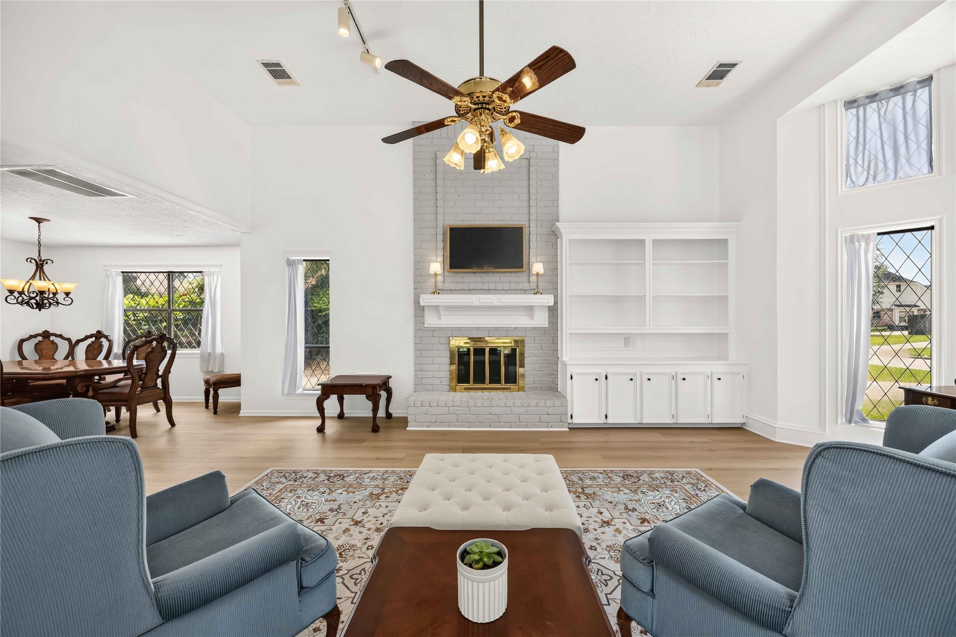 17006 Butteroak Drive, Spring, TX 77379 Imagine cozy evenings around
the fireplace in this impressive living area with soaring ceilings
and generous wall space.