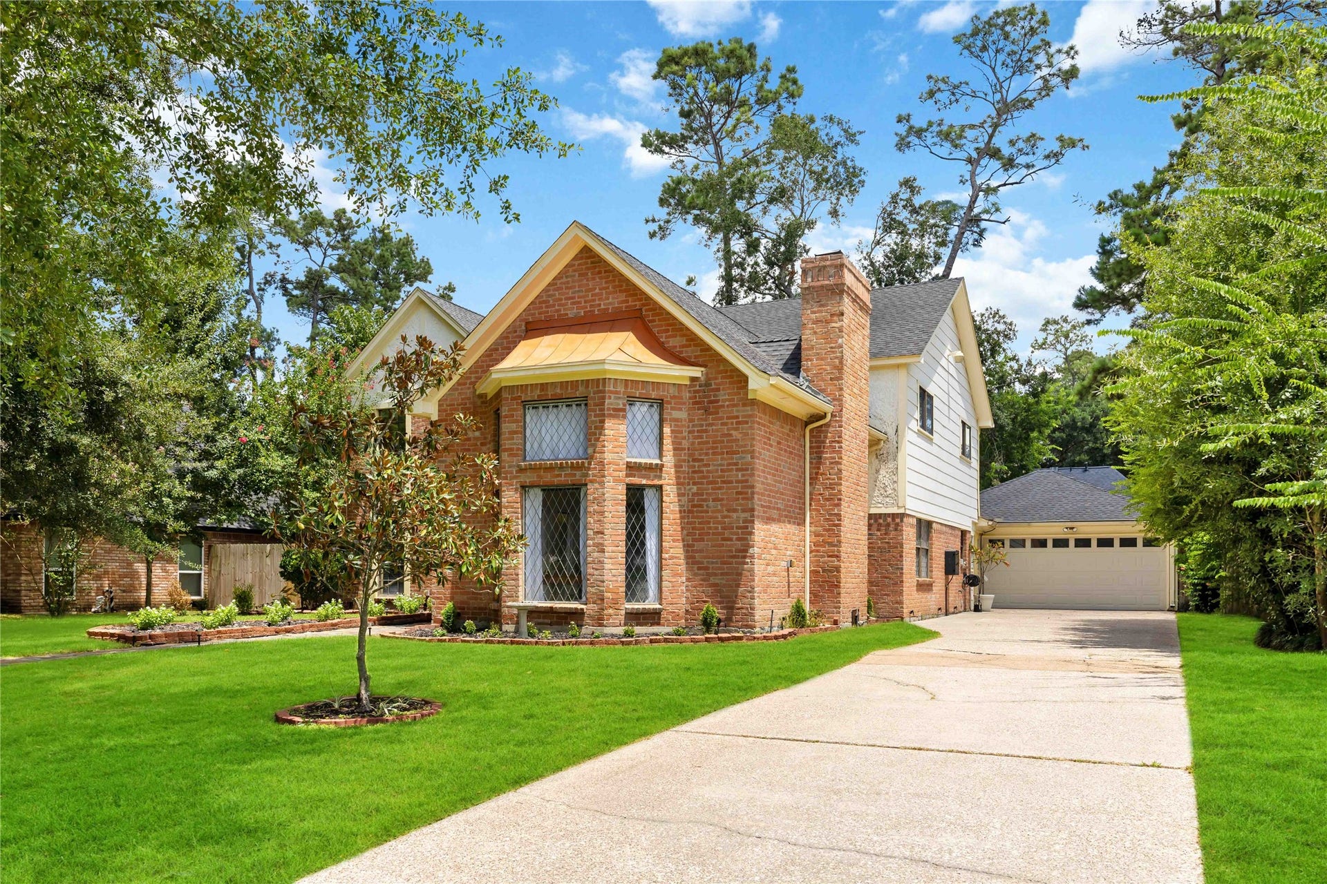 17006 Butteroak Drive, Spring, TX 77379 Beautiful curb appeal welcomes you home with mature trees, a
long driveway and plenty of space leading to the detached garage.