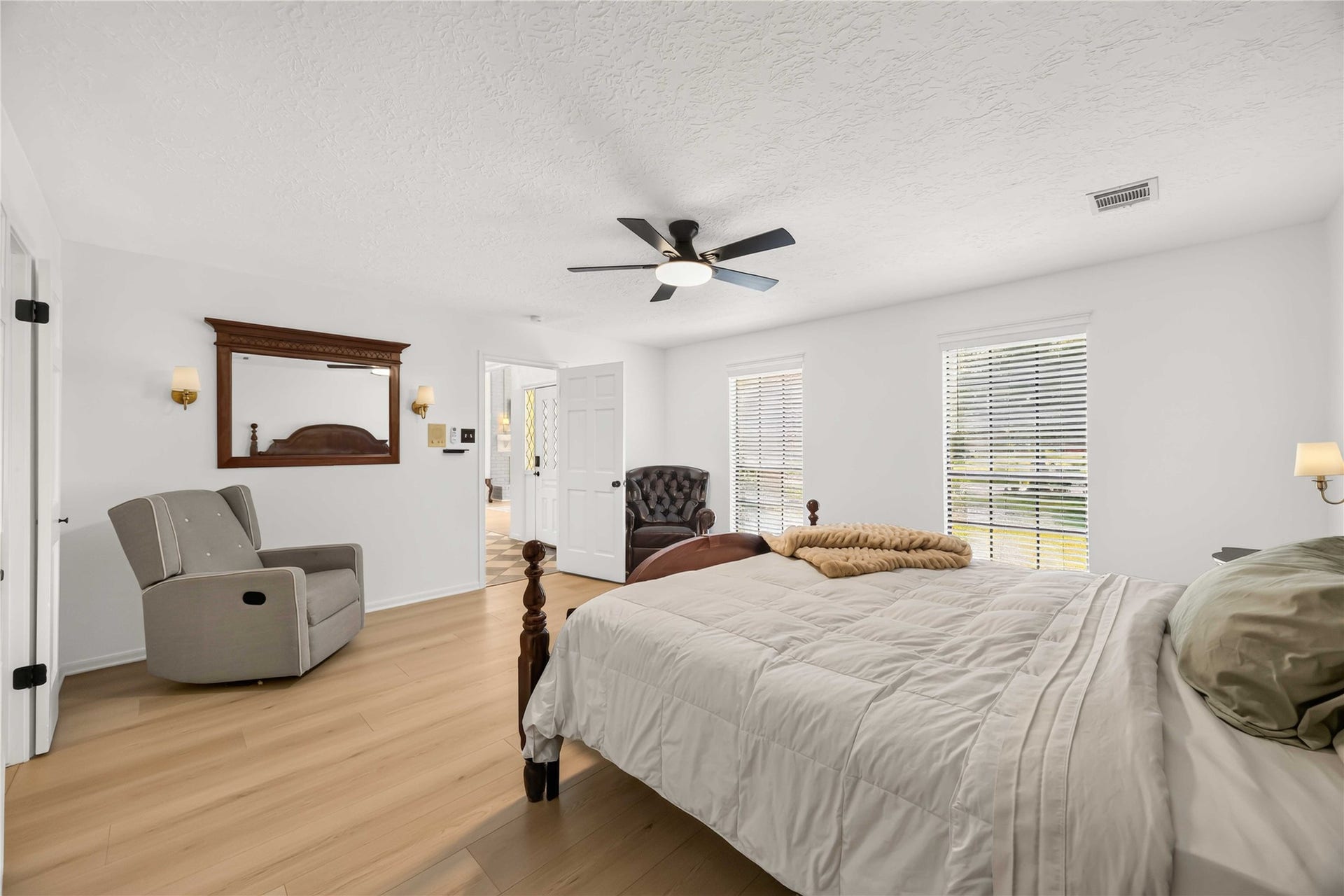 17006 Butteroak Drive, Spring, TX 77379 Create a private reading or relaxation area within the
expansive primary suite.