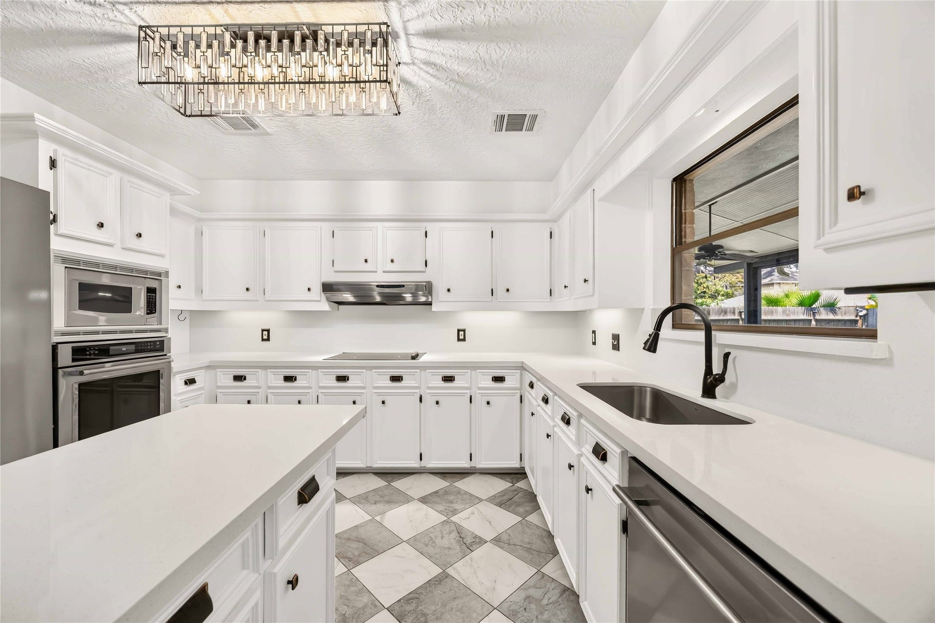 17006 Butteroak Drive, Spring, TX 77379 Quartz countertops, abundant cabinetry and a bright workspace make meal preparation feel fresh
and functional.