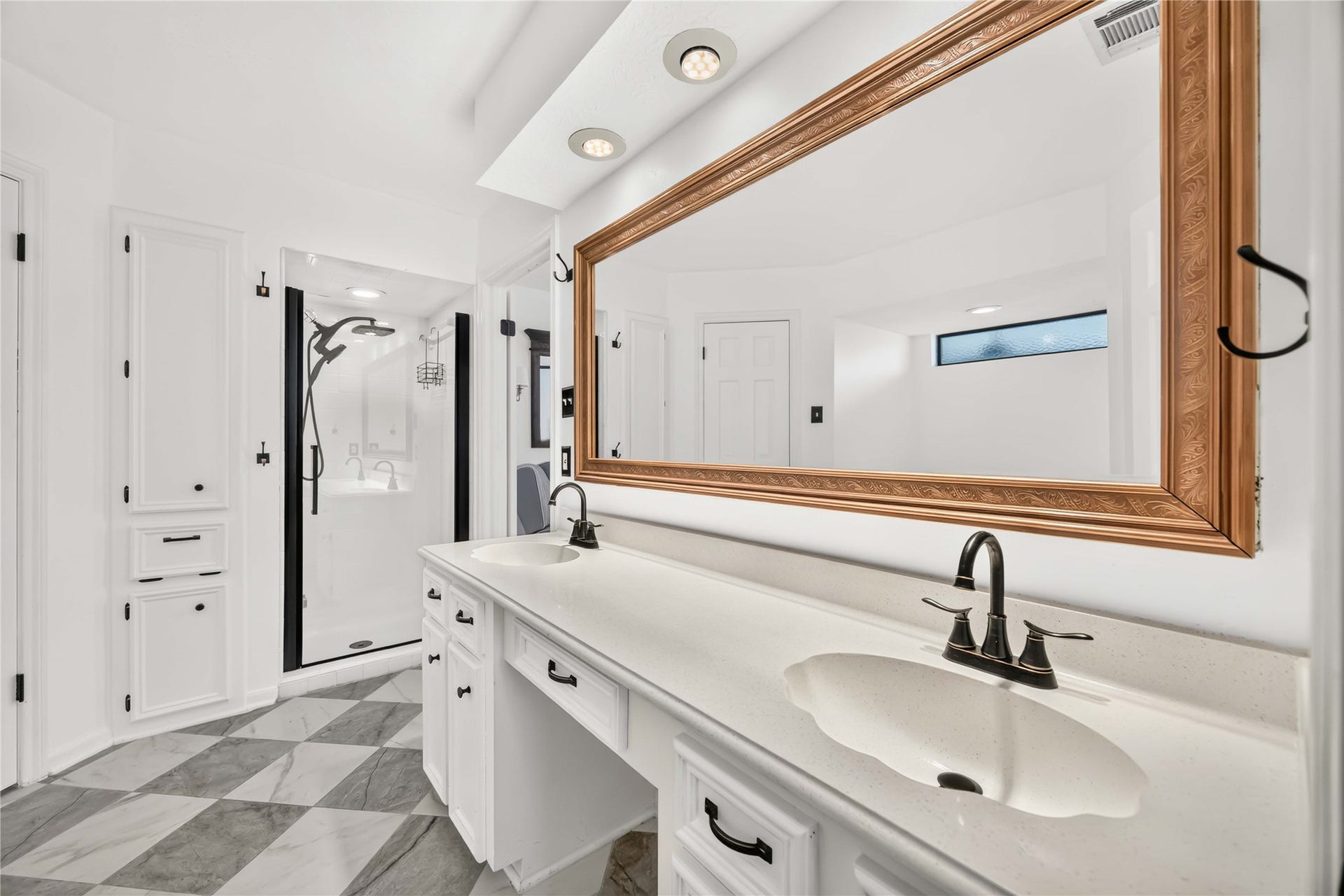 17006 Butteroak Drive, Spring, TX 77379 Dual sinks and an extended vanity make busy mornings easier with plenty of personal
space and storage.