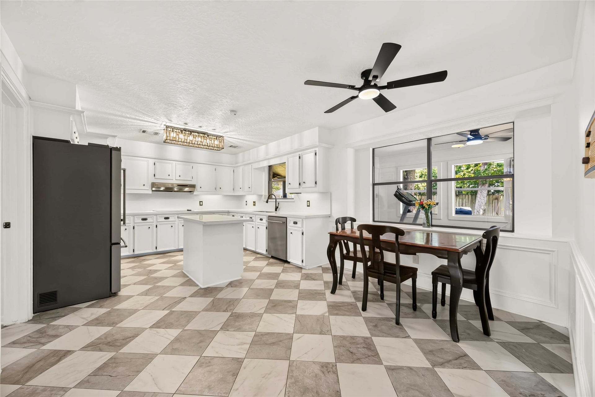 17006 Butteroak Drive, Spring, TX 77379 The bright kitchen and adjoining
breakfast area offer plenty of room for casual meals and
everyday conversation.