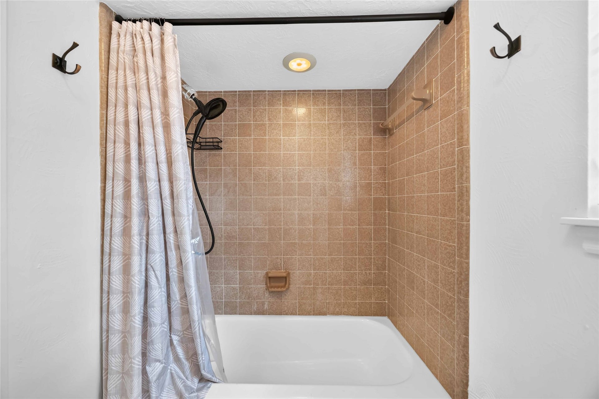 17006 Butteroak Drive, Spring, TX 77379 A tub and shower combination provides practical functionality
for the upstairs bedrooms.