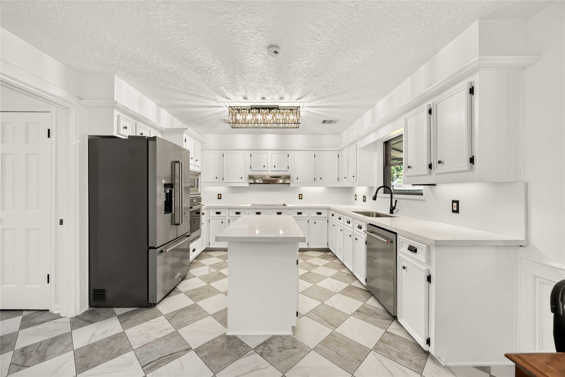 17006 Butteroak Drive, Spring, TX 77379 A spacious kitchen gives you plenty of cabinetry and workspace for everything from
quick weekday meals to weekend entertaining