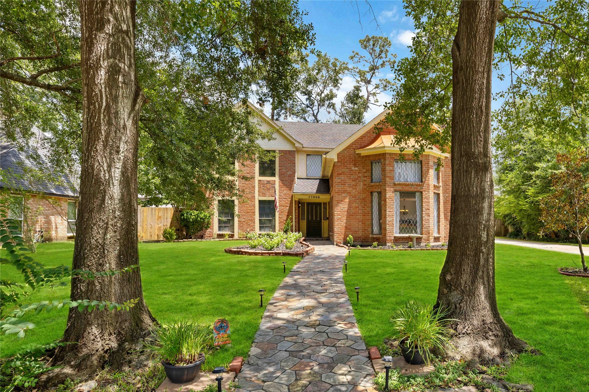 17006 Butteroak Drive, Spring, TX 77379 Mature trees, a landscaped lawn
and a picturesque walkway complete the homes inviting
Spring Creek Oaks setting.