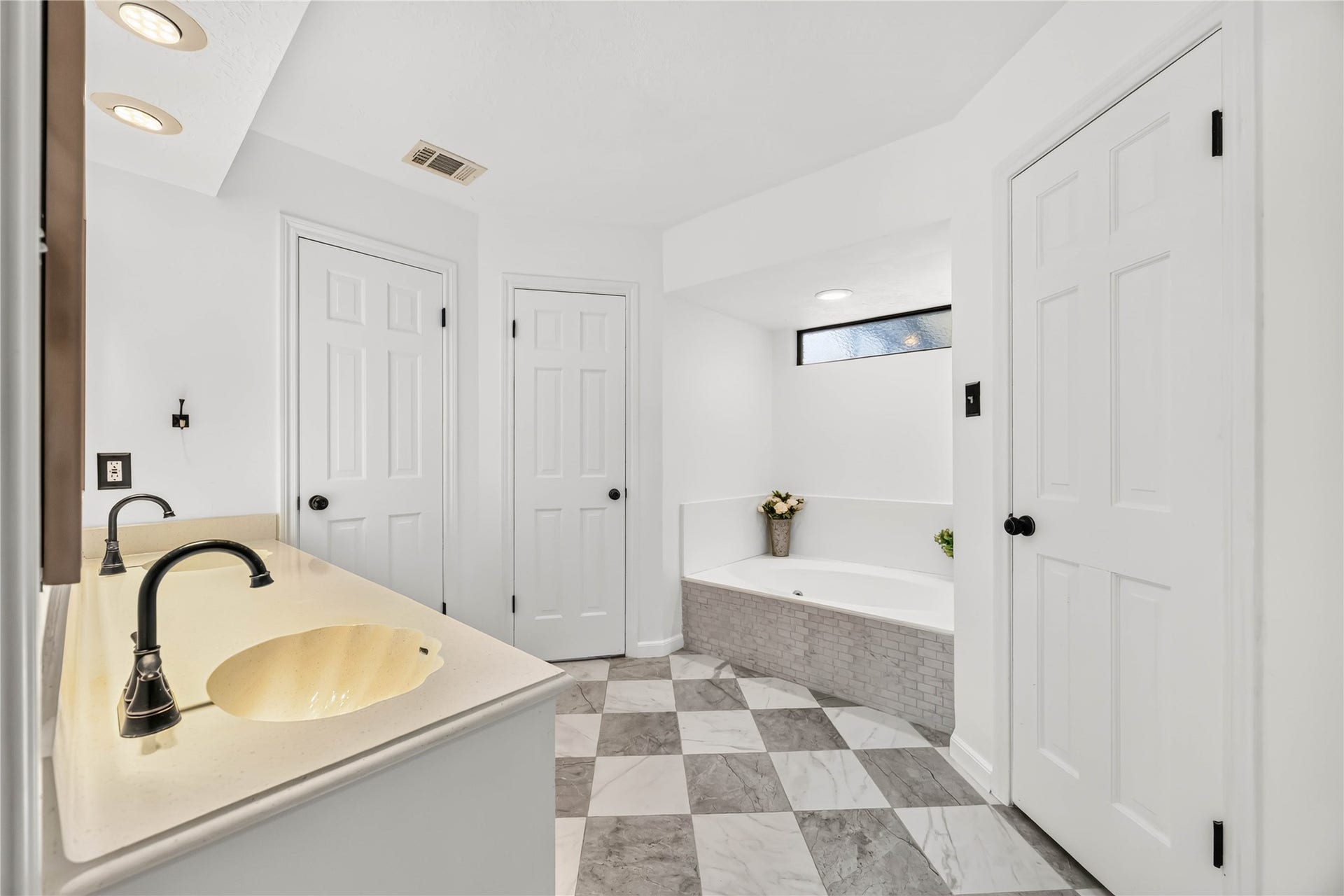 17006 Butteroak Drive, Spring, TX 77379 The primary bath offers space to start and end your day
comfortably, complete with a separate tub, shower and
generous storage.